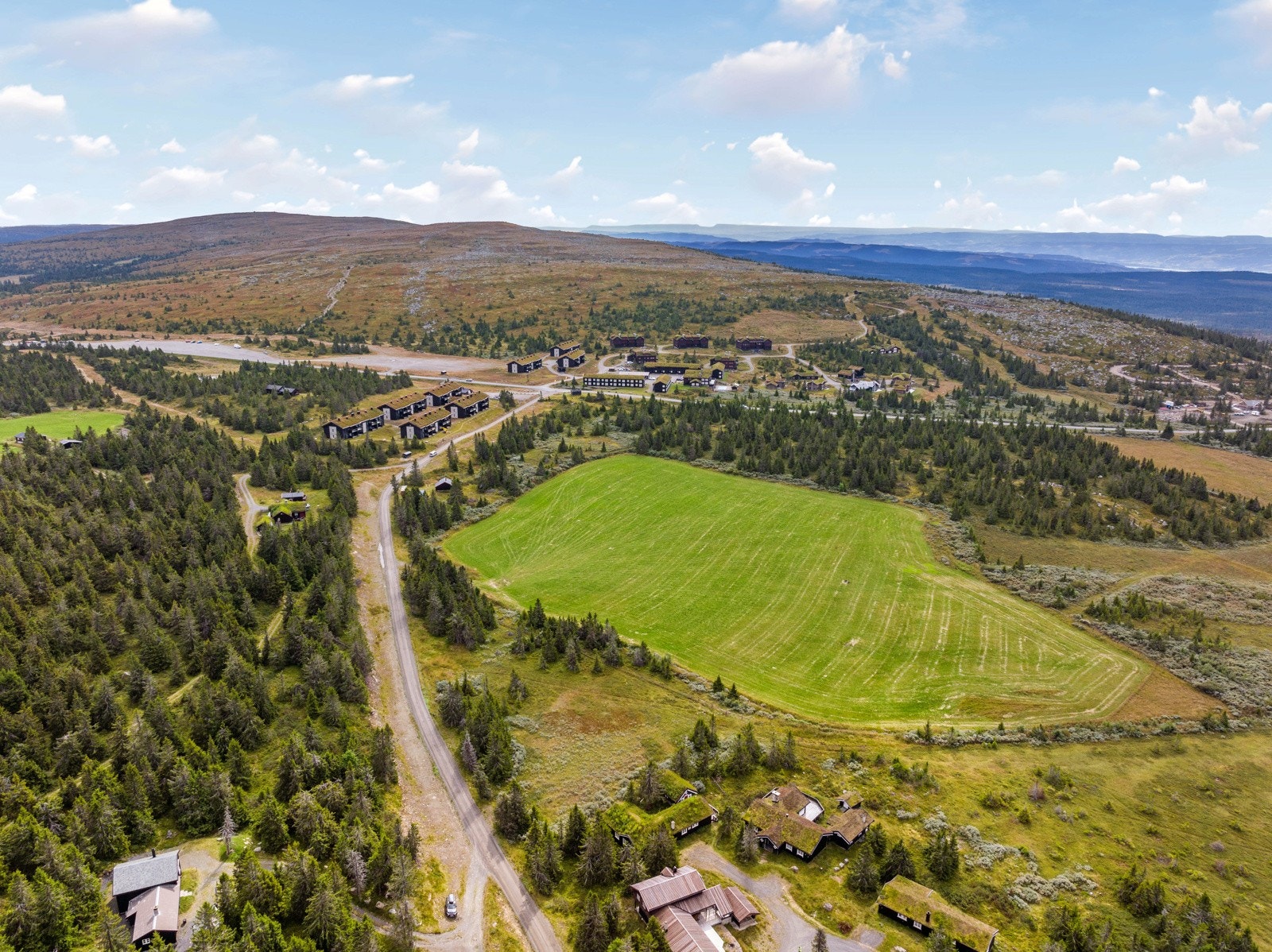 På sommeren kan man ta fatt på sykkel eller til fots i alle de flotte stiene som fjelltoppene samt fiskevann i nærheten. Galleribilde
