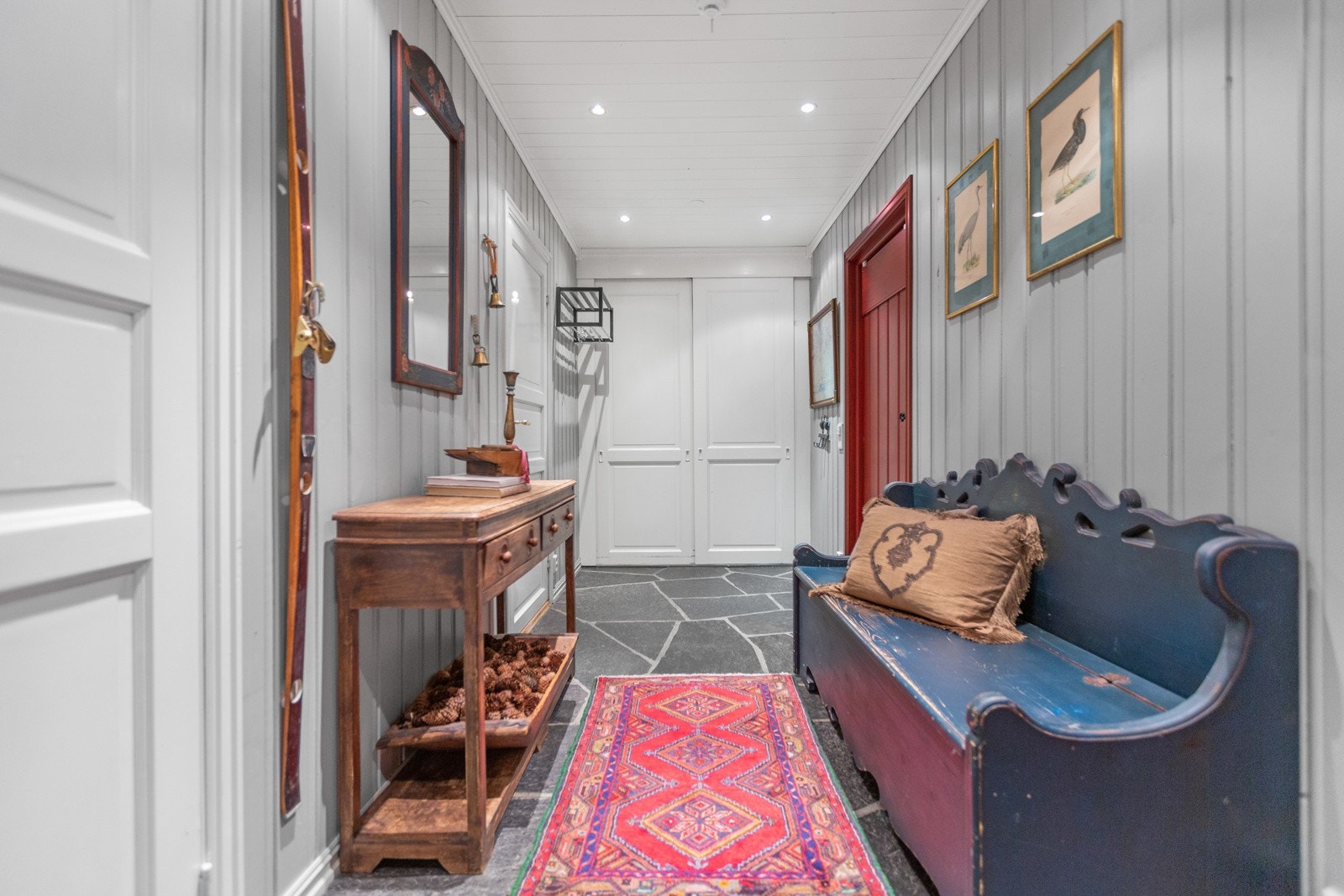 Koselig velkomst i hytta med flislagt gulv og malte vegger og himling. Galleribilde