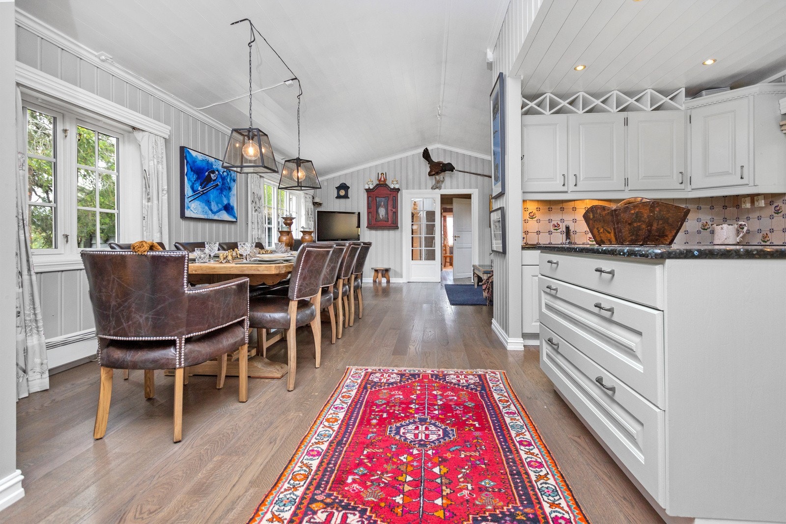 Spisestuemøblene har sin naturlige plassering ved kjøkkenet. Galleribilde