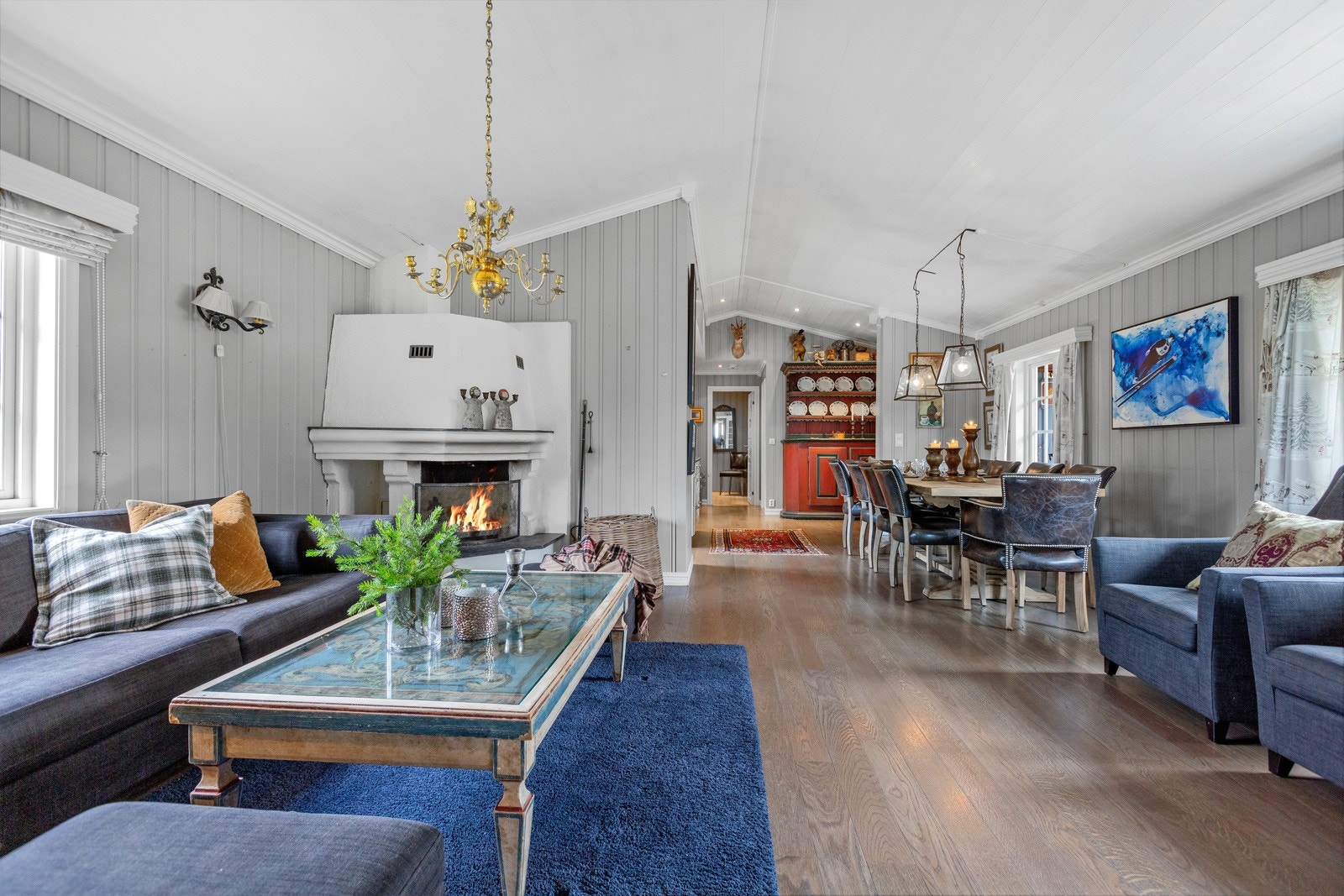 Delikat fargevalg på veggene i alle rom. En åpen peis skaper hygge og varme i rommet. Galleribilde