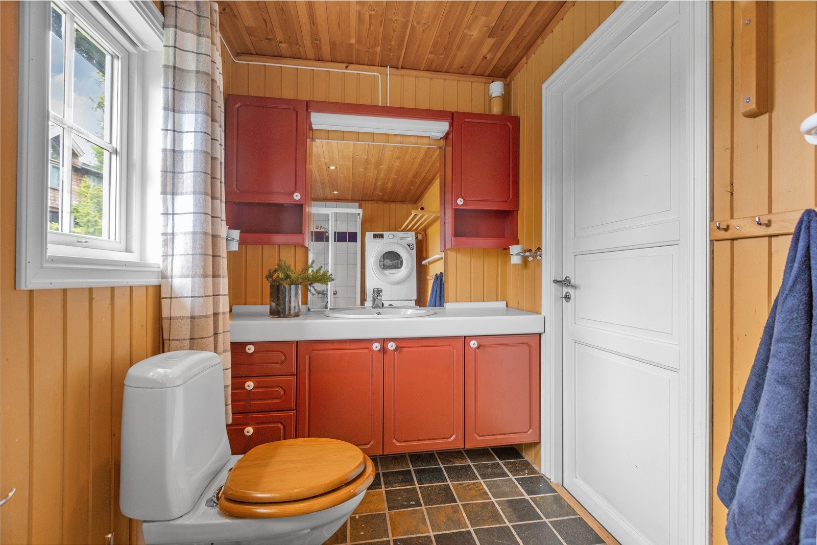 Badet har baderomsinnrending i heltre og gulvmontert toalett. Galleribilde