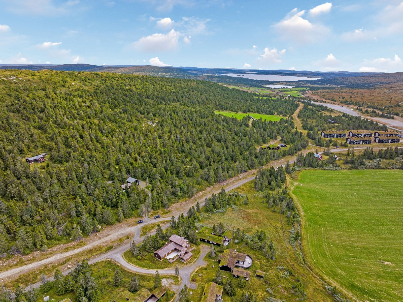 Få kilometer til Øyer sentrum med bl.a. flere dagligvareforreninger, vinmonopol, "Lilleputthammer", golfbane m.m. Galleribilde