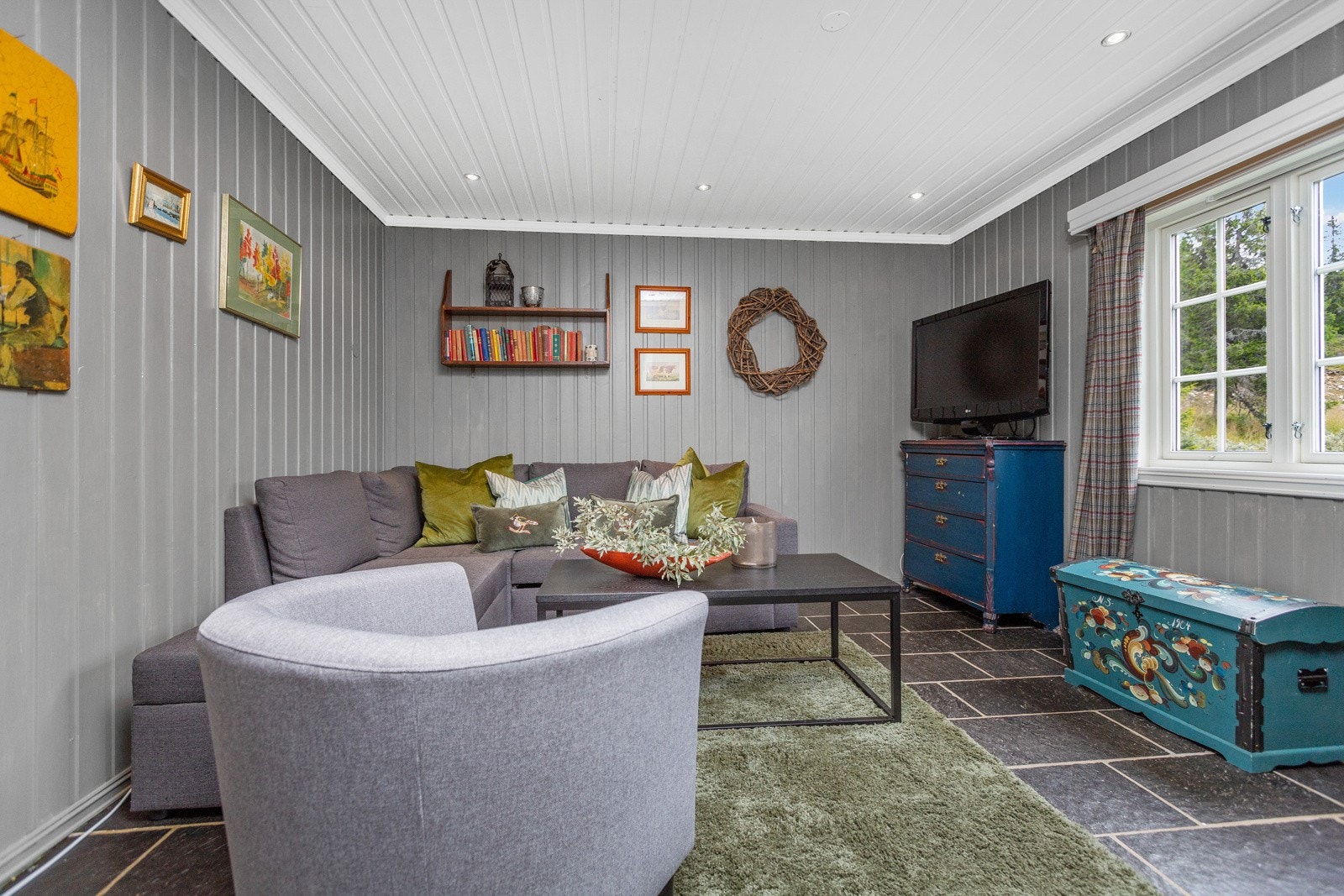 Det er en liten stue i tillegg til hovedstuen. Galleribilde