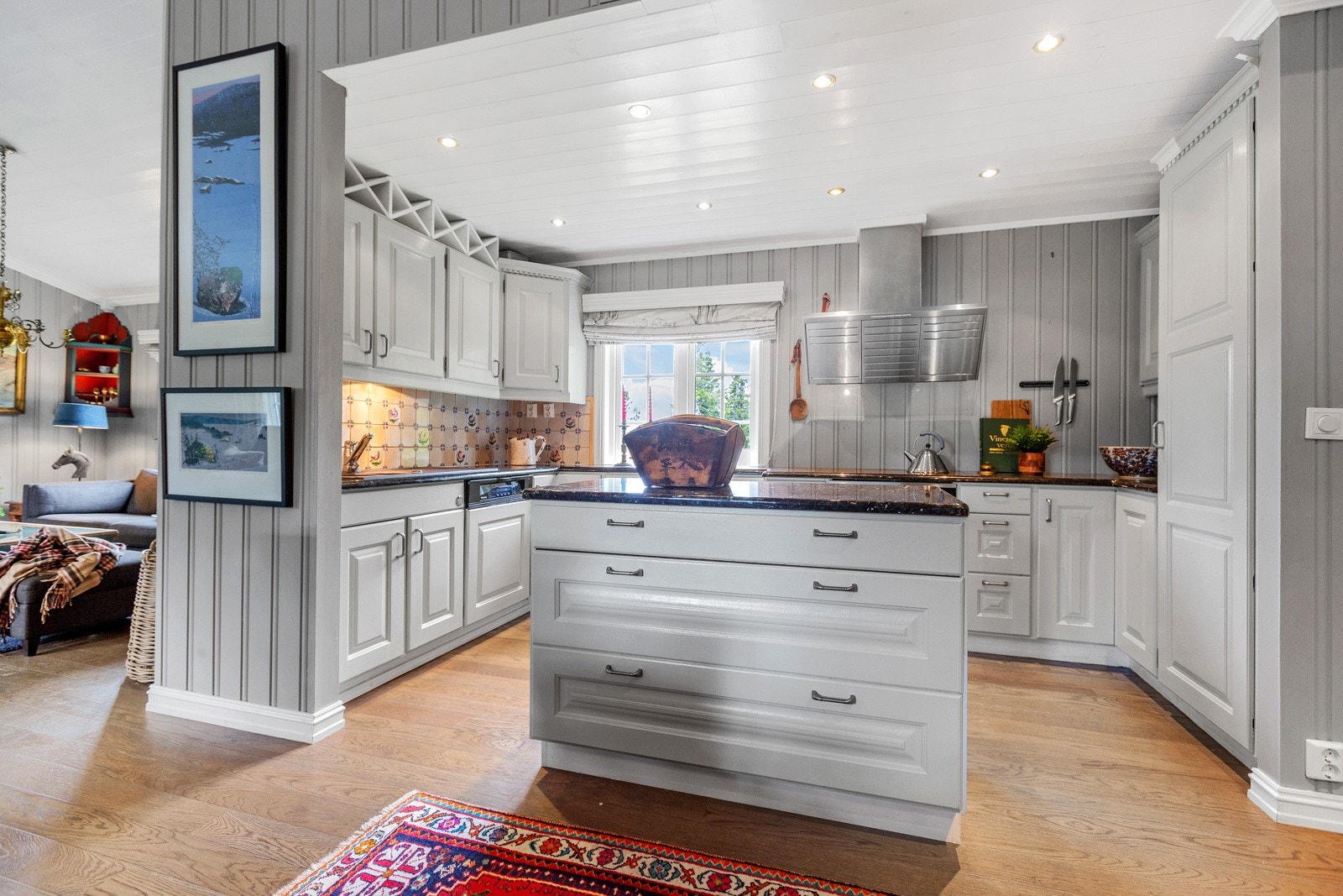 Kjøkkenet er i delvis åpen løsning med stuen, men allikevel adskilt i eget krok. Galleribilde