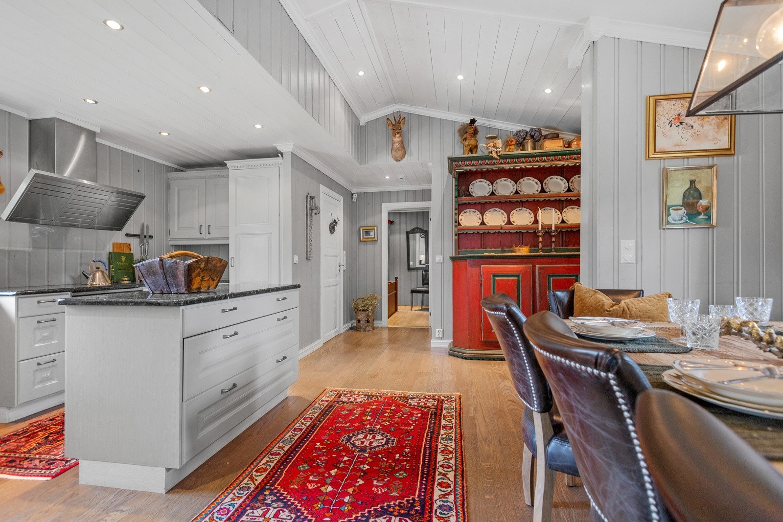 Av hvitevarer så er det integrert komfyr, oppvaskmaskin og kjøleskap. Galleribilde