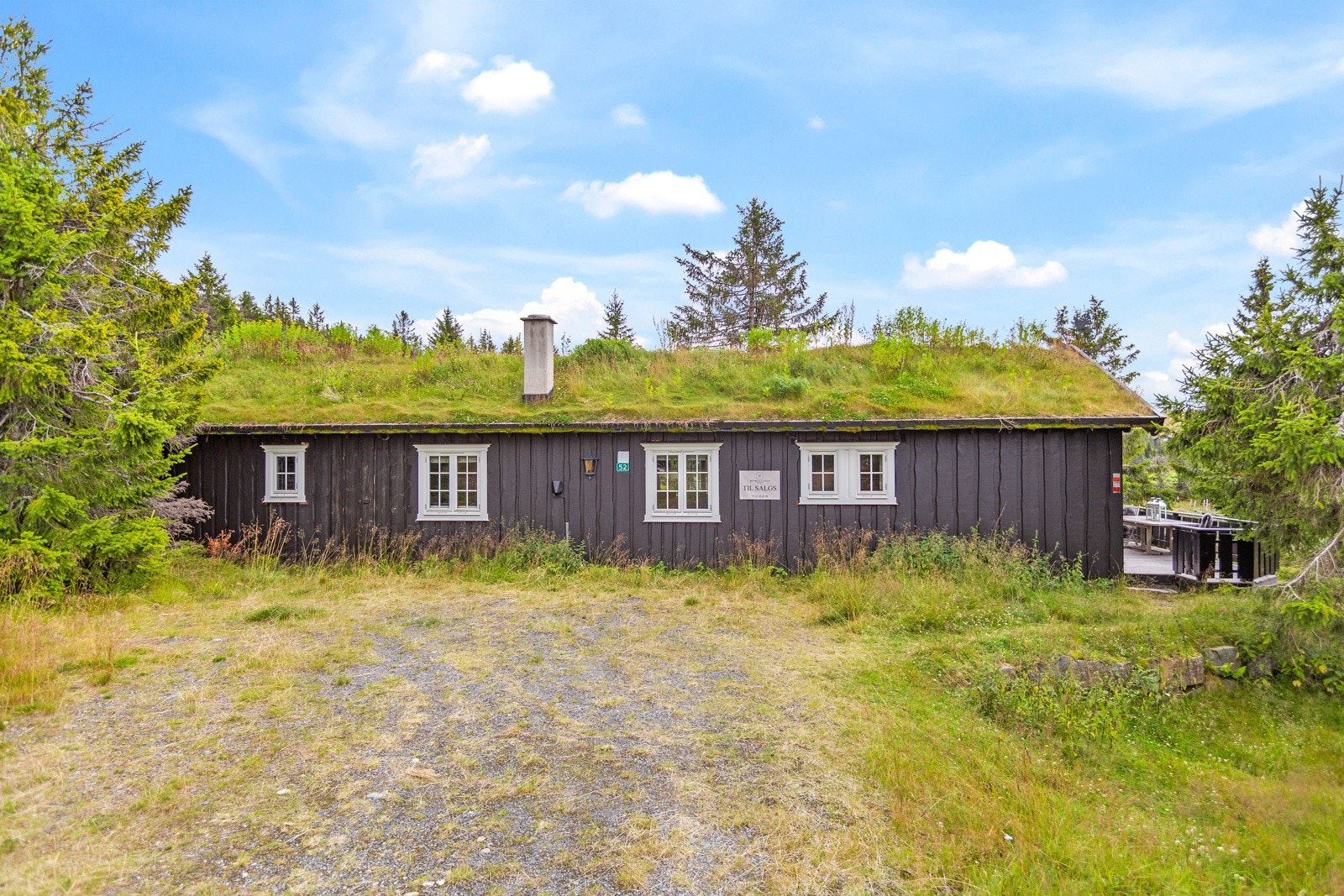 Gruset innkjøring med gode muligheter for parkering. Galleribilde