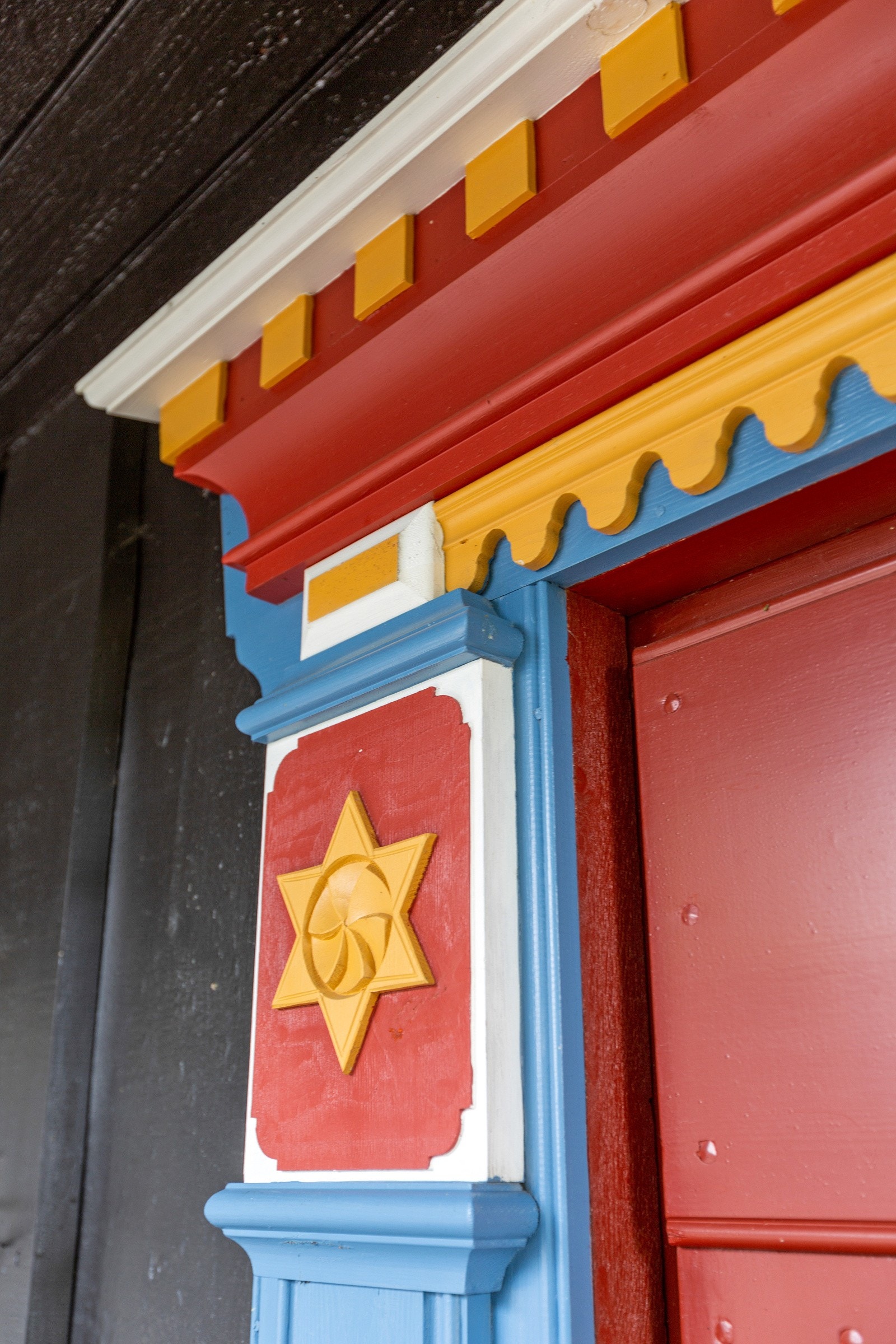 Utvendig har hytta detaljer som skaper prikken over i'en. Galleribilde