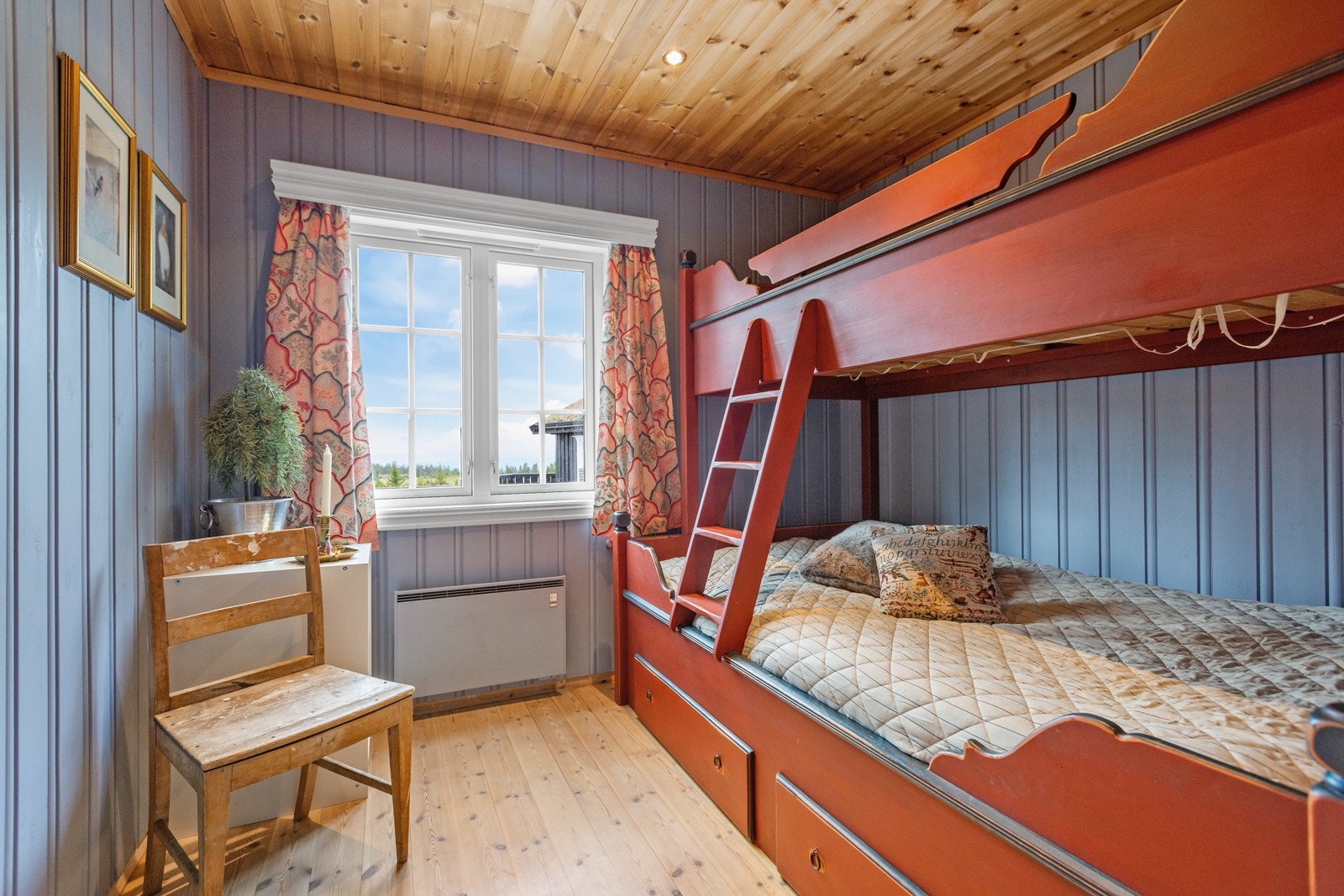 Soverommene har malte vegger i lune farger. Galleribilde