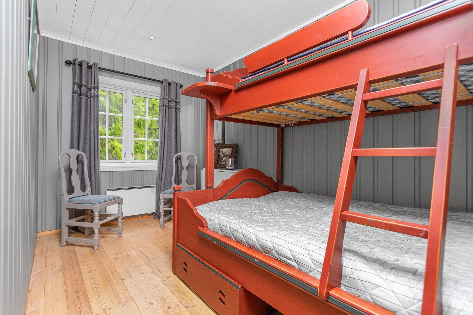 Det er plass til mange overnattingsgjester i hytta. Galleribilde