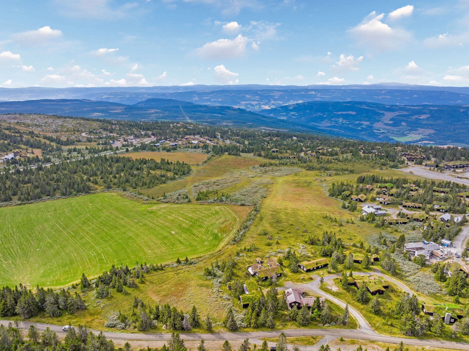 Eiendommen ligger like ved foten av tregrensa på ca 960 moh. Galleribilde