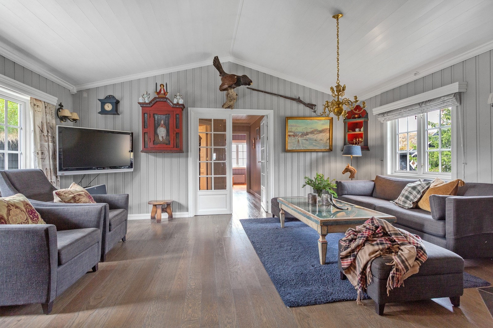 Det er god plass til sofagruppe og spisestuemøbler i stua. Galleribilde