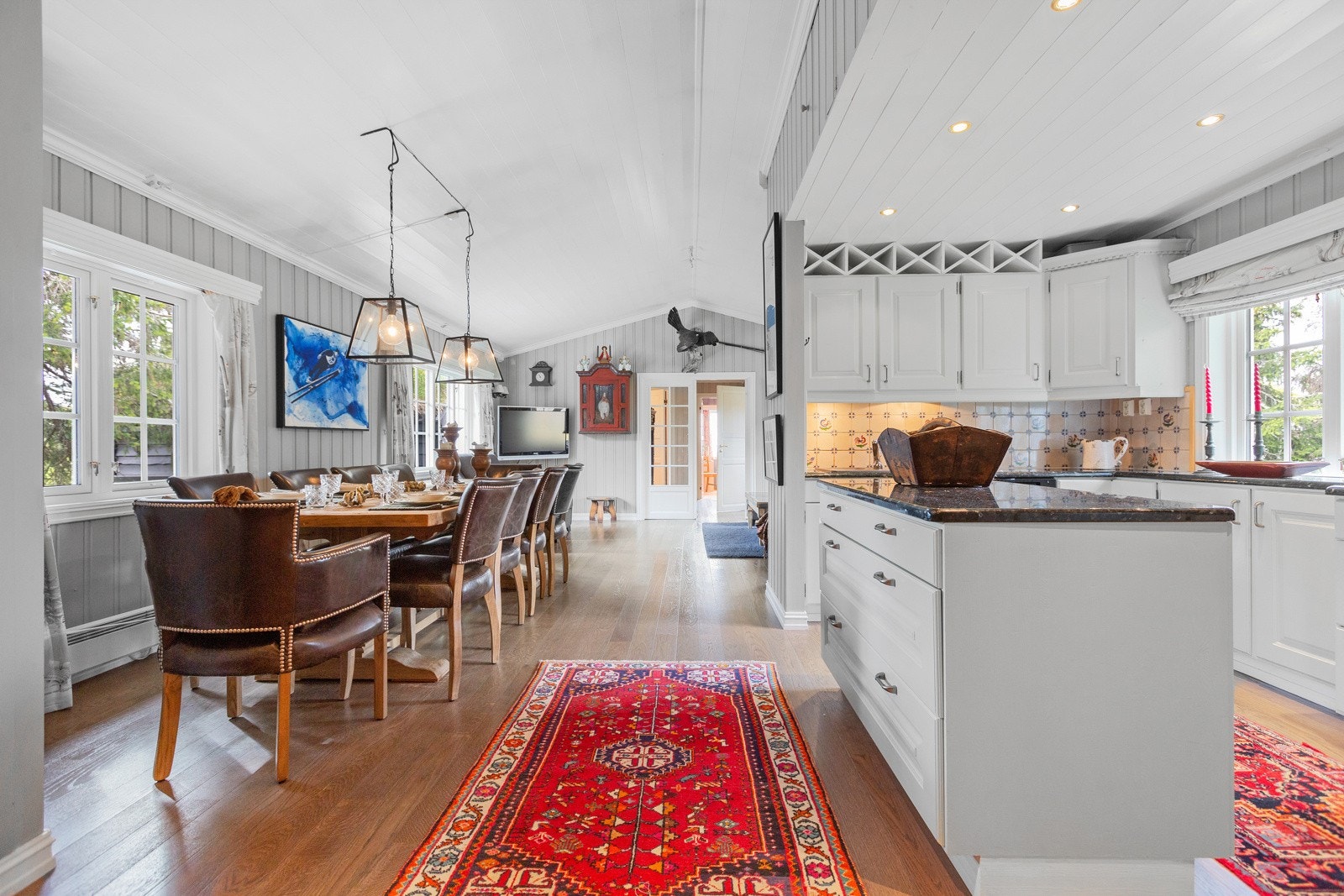 Her kan man stå og lage mat samtidig som praten går i stua. Galleribilde