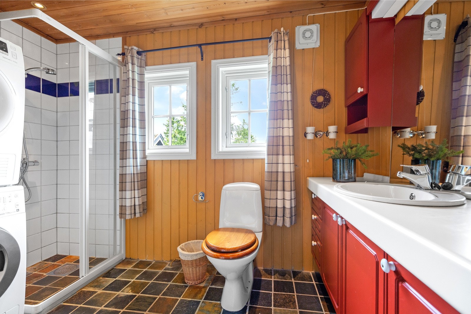 Det er to bad i hovedhytten, dette med malte vegger og flislagt dusjnisje. Galleribilde