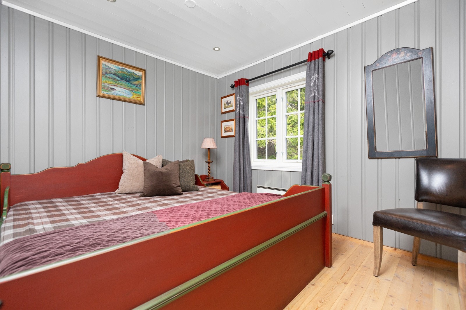 Det er tre soverom i hytta, dette er hovedsoverommet med god plass til dobbeltseng. Galleribilde