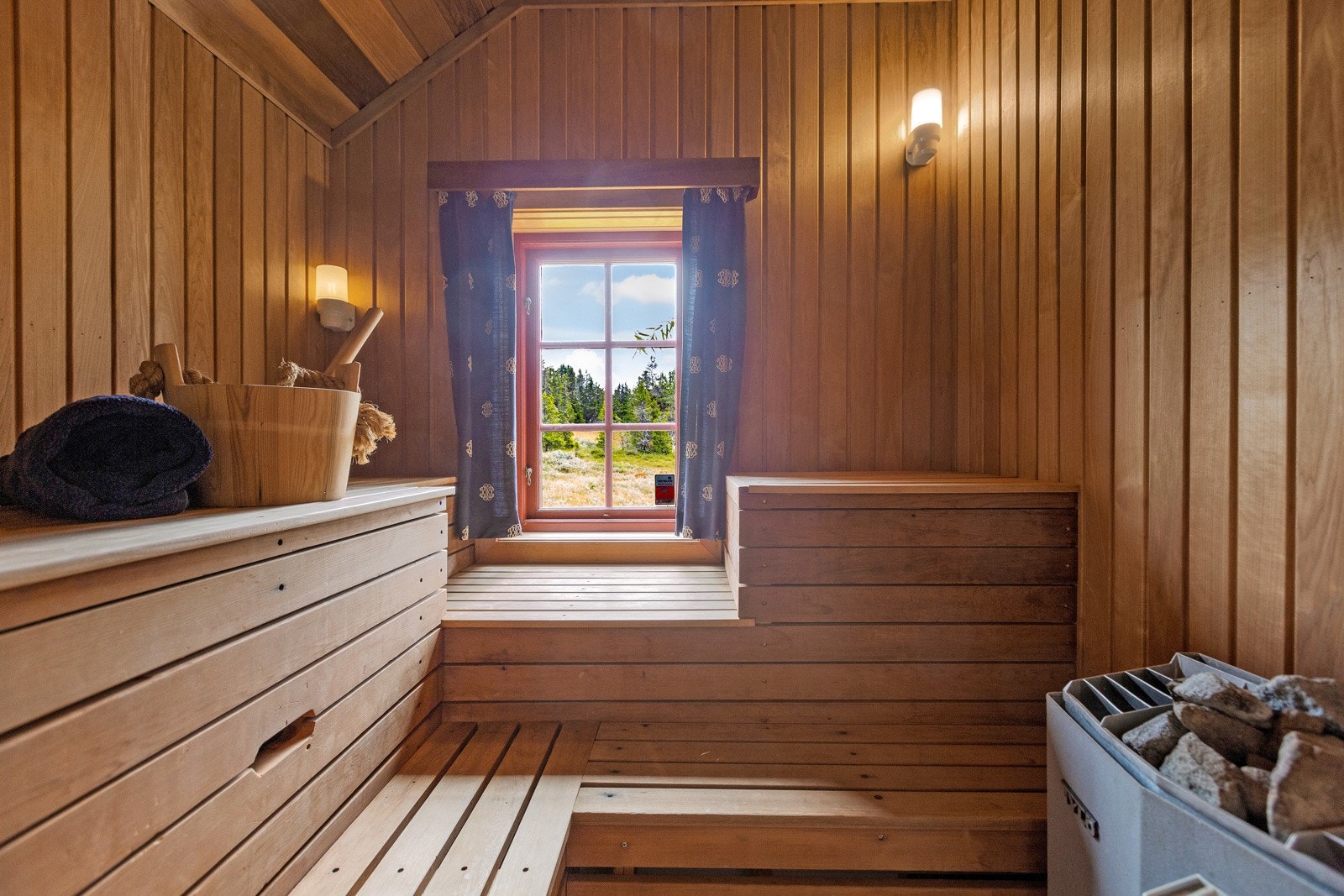 I annekset er det en flott badstue som varmes opp ved hjelp av elektrisk badstueovn. Galleribilde