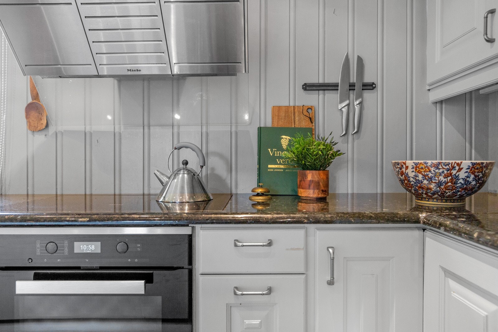 Det er godt med skap- og benkeplass på dette funksjonelle kjøkkenet. Galleribilde