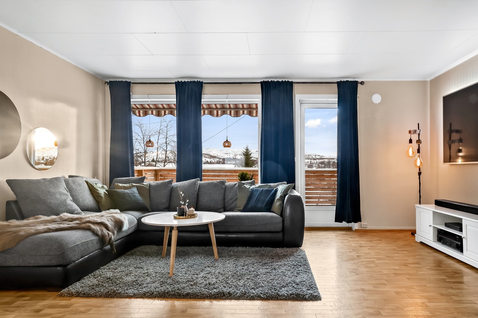 Stue med store vindusflater og utgang til balkong Galleribilde