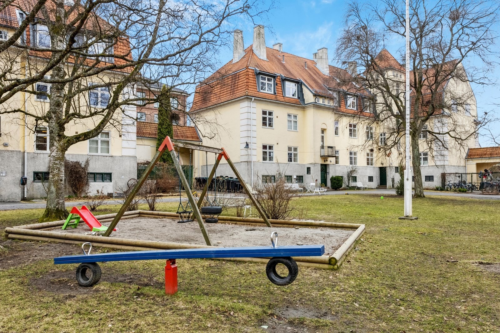 Her er det sittegrupper, trær, diverse beplanting og til barnas store glede en fin lekeplass. Galleribilde