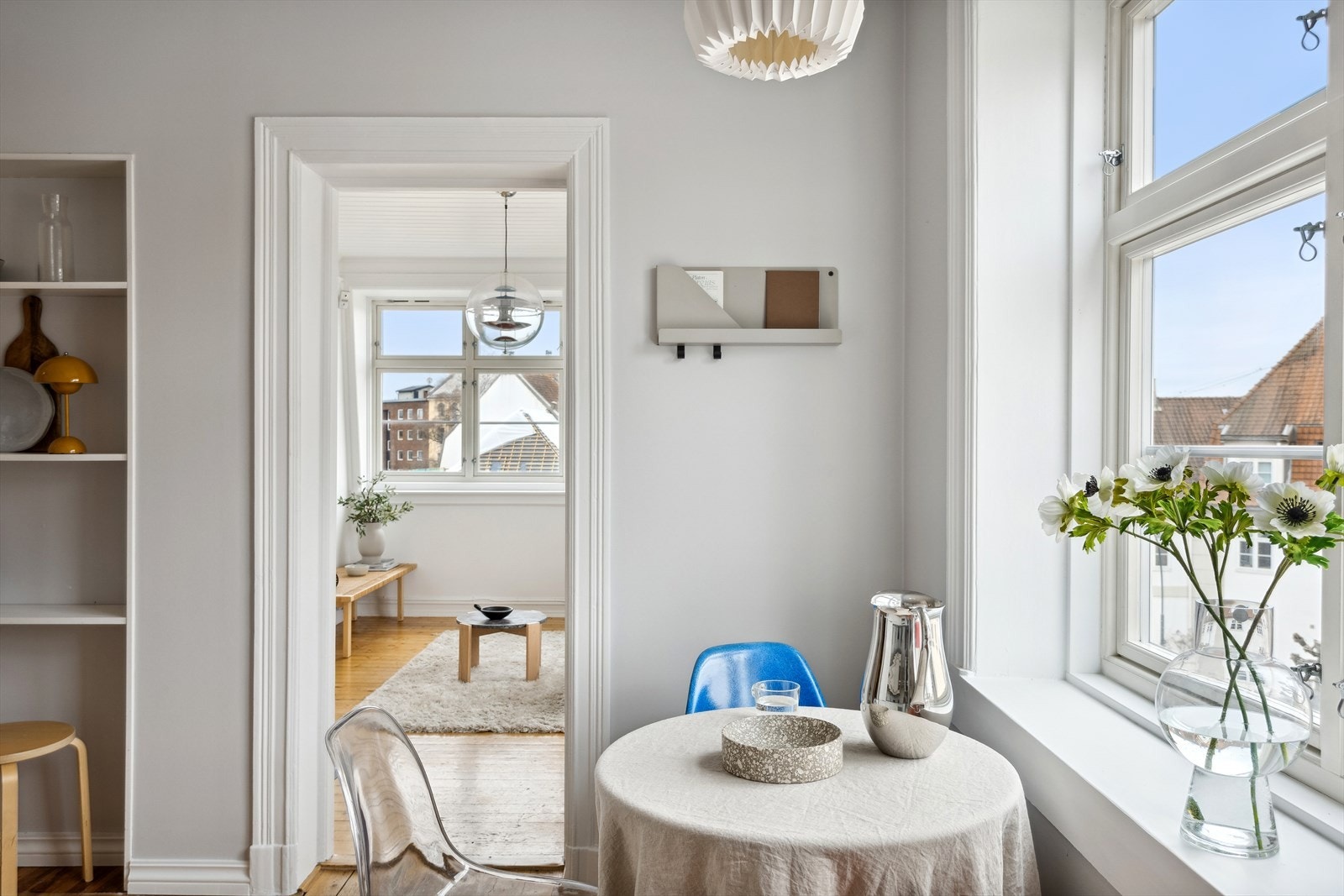 Leiligheten har et romslig kjøkken med plass til spisebord. Galleribilde