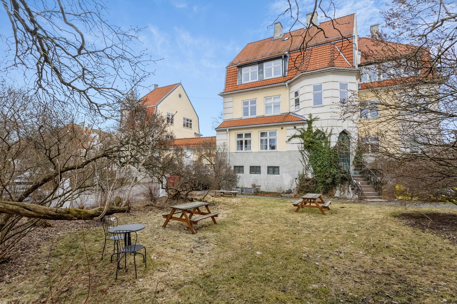 Hagebyen er velgjort med fine grøntområder i bakgården som kan benyttes av borettslagets beboere. Galleribilde