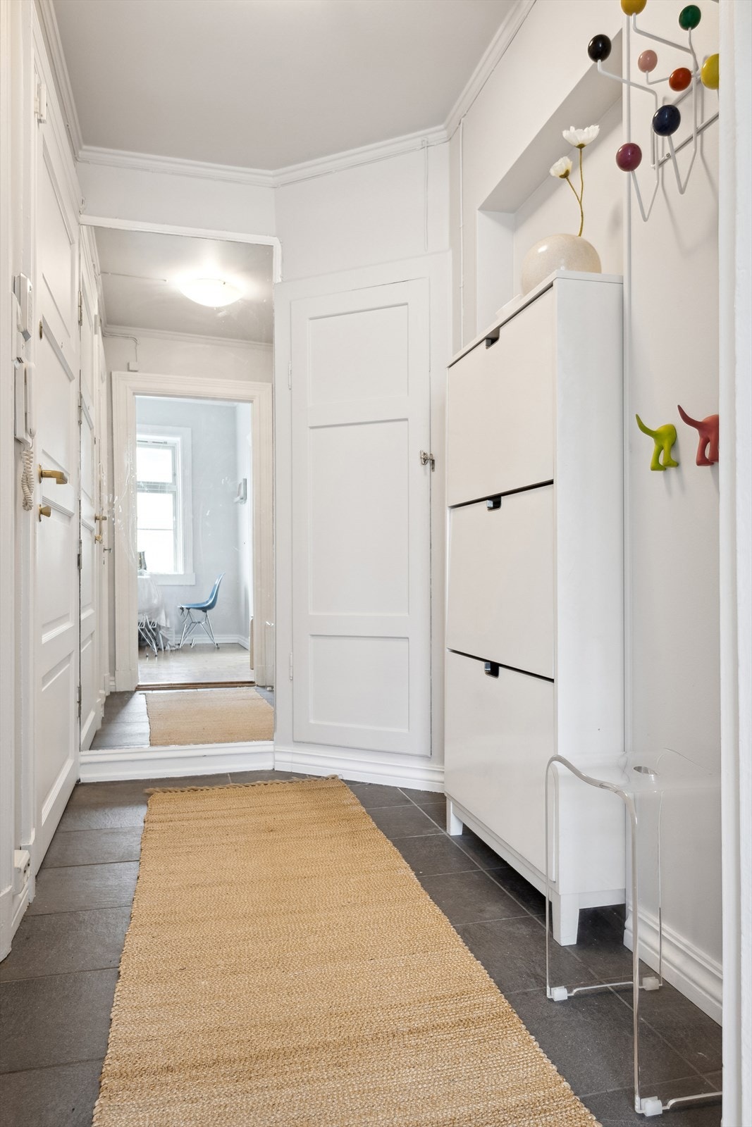 Entréen har også en smart oppbevaringsløsning for sko og annet tilbehør. Galleribilde
