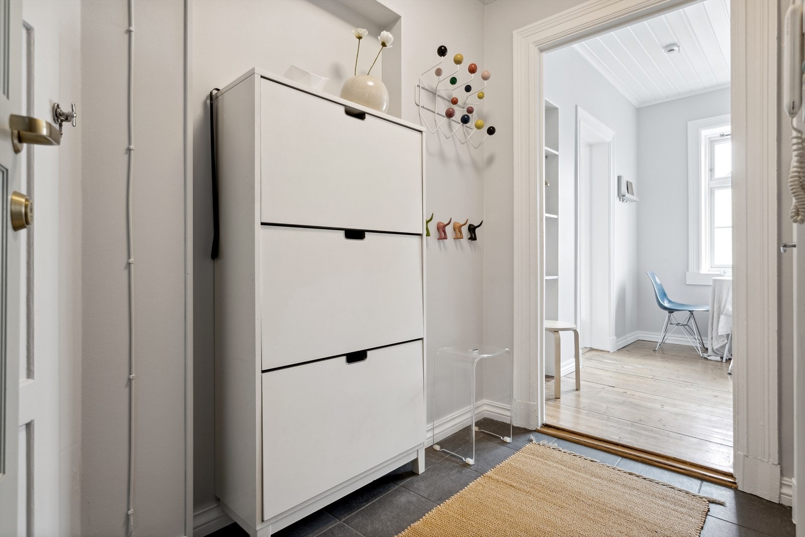 Lys og luftig entré med plass til å henge fra seg yttertøy i åpen løsning. Galleribilde