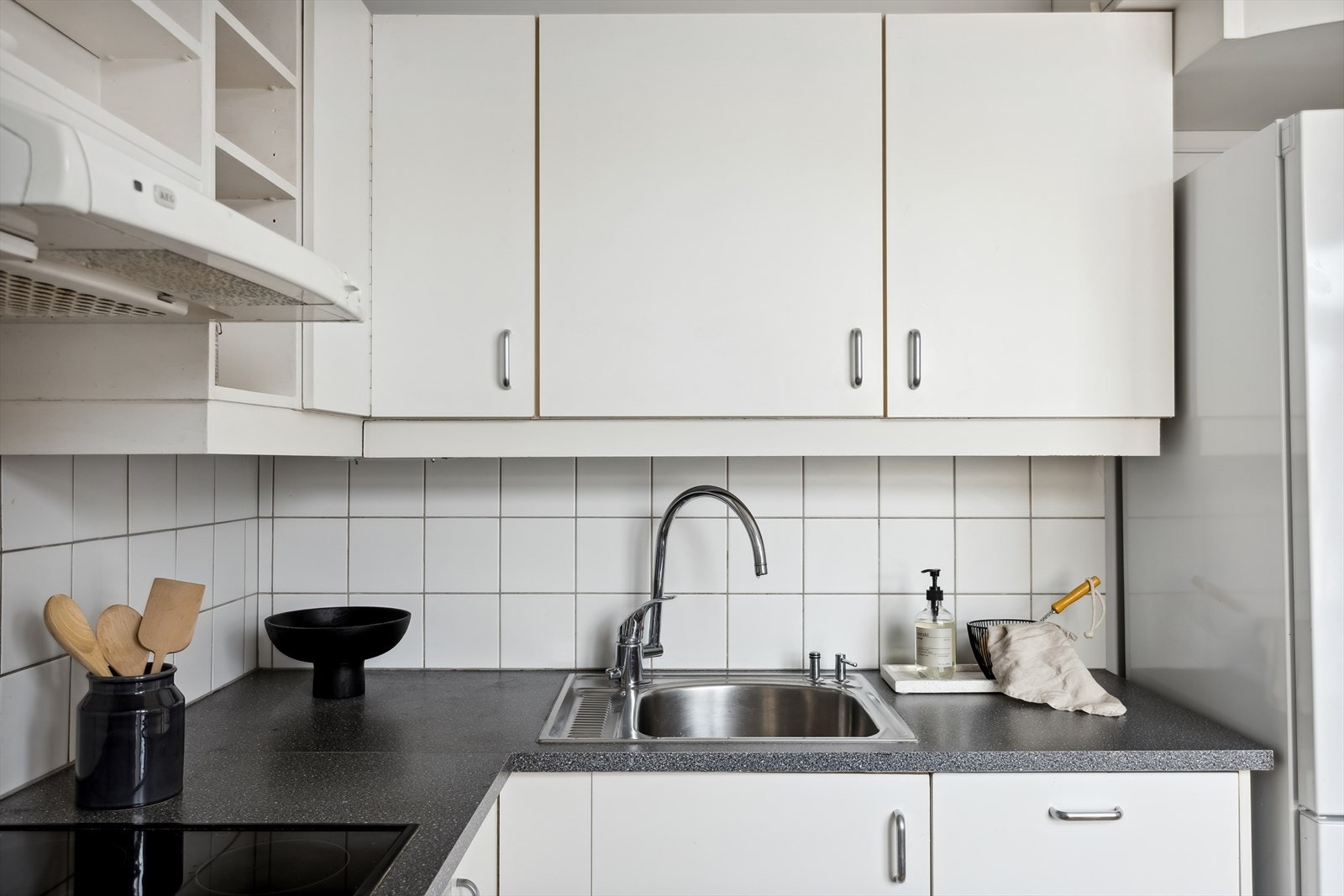 Det er integrert oppvaskmaskin, keramisk platetopp og stekeovn og frittstående kjøl/fryseskap. Galleribilde