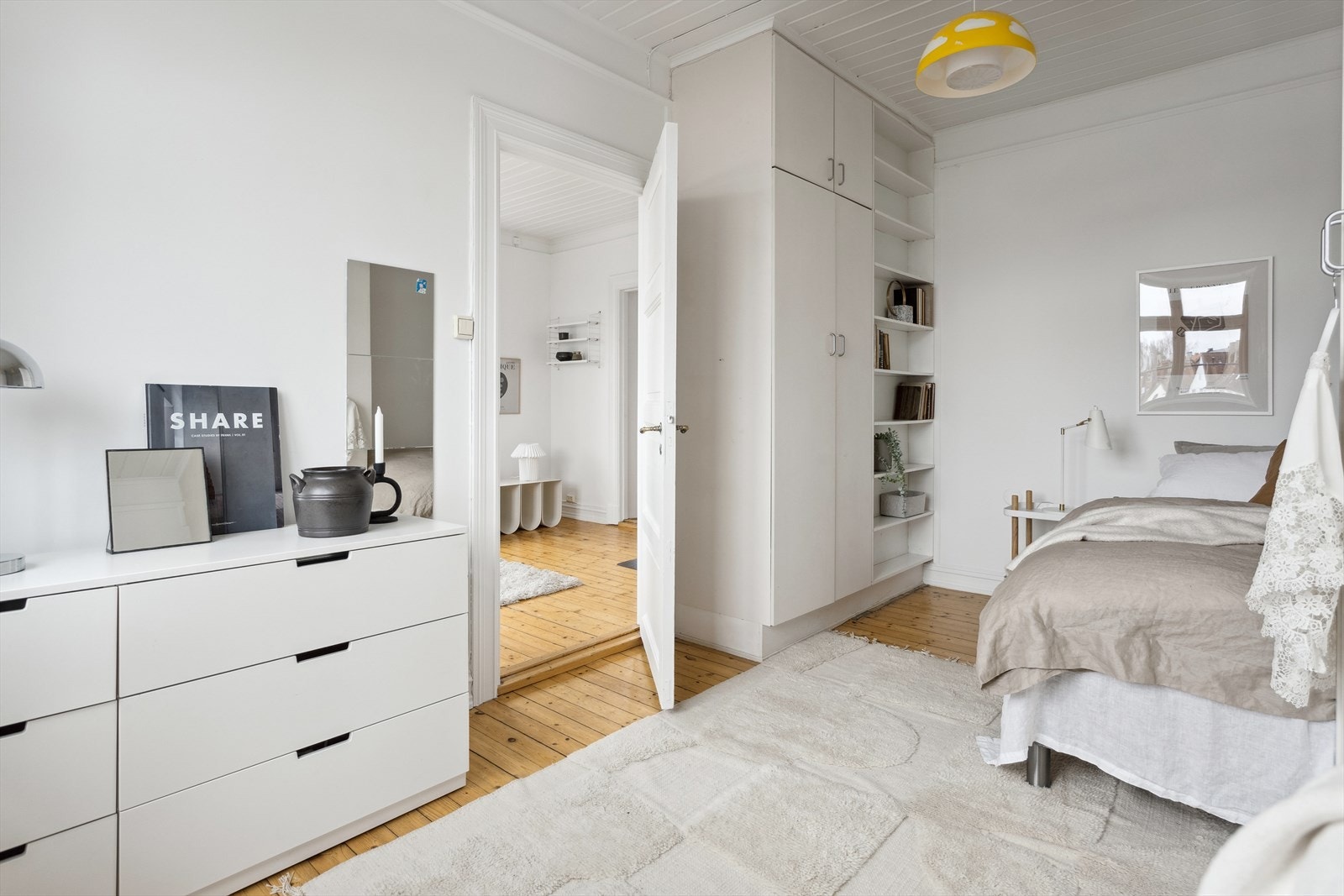 Leiligheten har et romslig og luftig soverom som vender ut mot rolig bakgård. Galleribilde