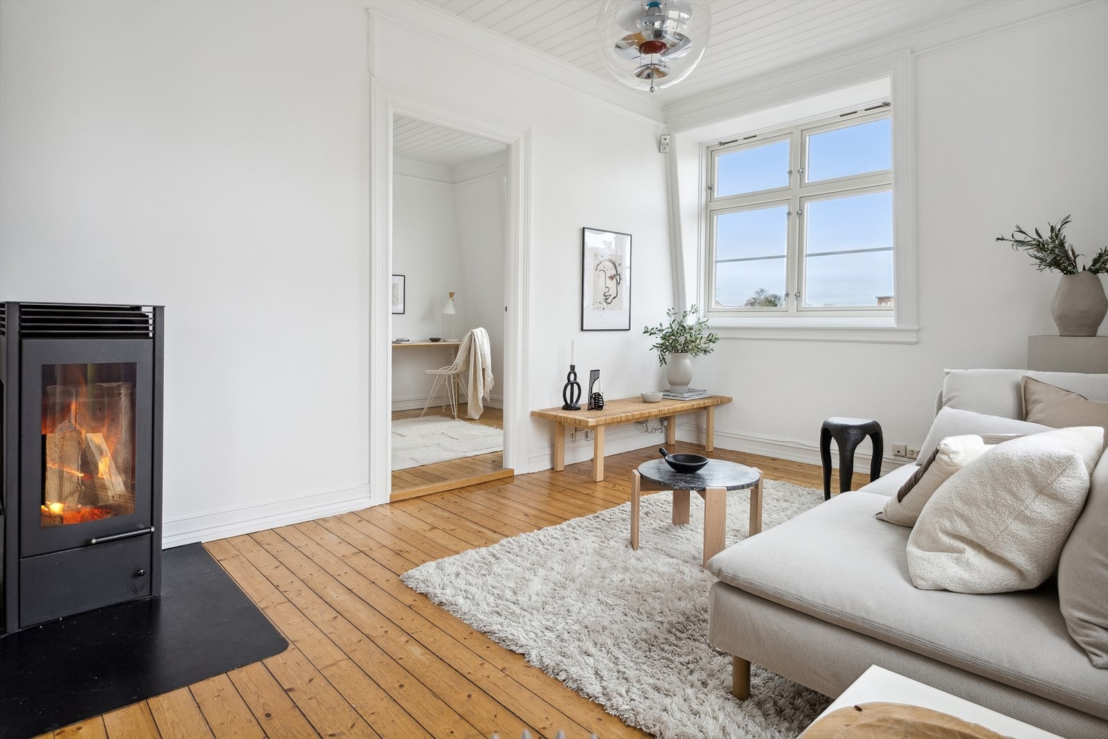 Meget lys og romslig stue med store lysflater og gode møbleringsmuligheter. Galleribilde