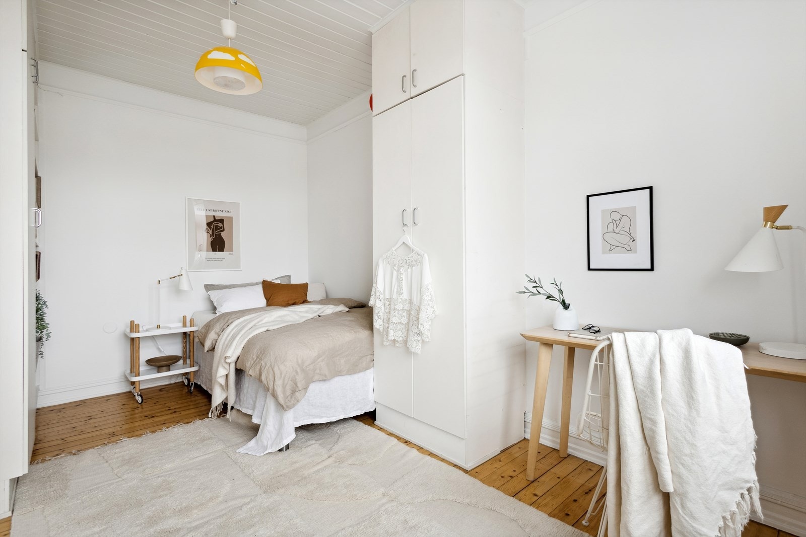 Det er god plass til dobbeltseng, garderobeløsning, kontorpult eller annet ønskelig møblement. Galleribilde