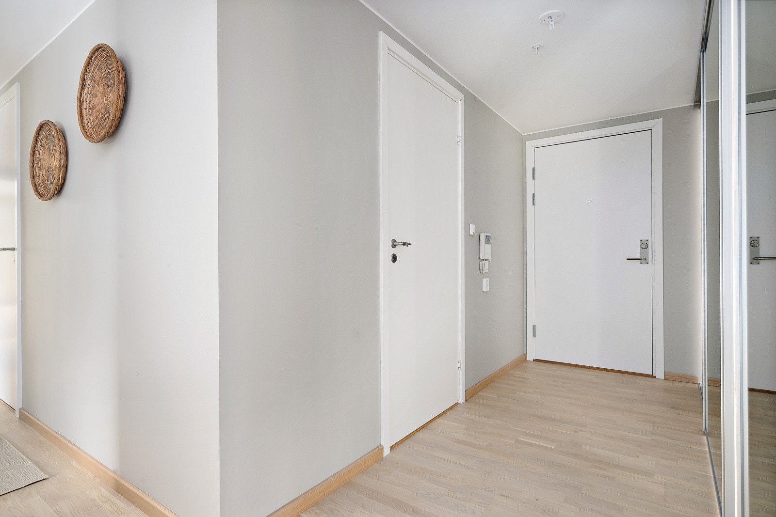 Når du kommer inn i boligen blir du møtt av en hyggelig entré med god plass for oppbevaringsmøbler Galleribilde