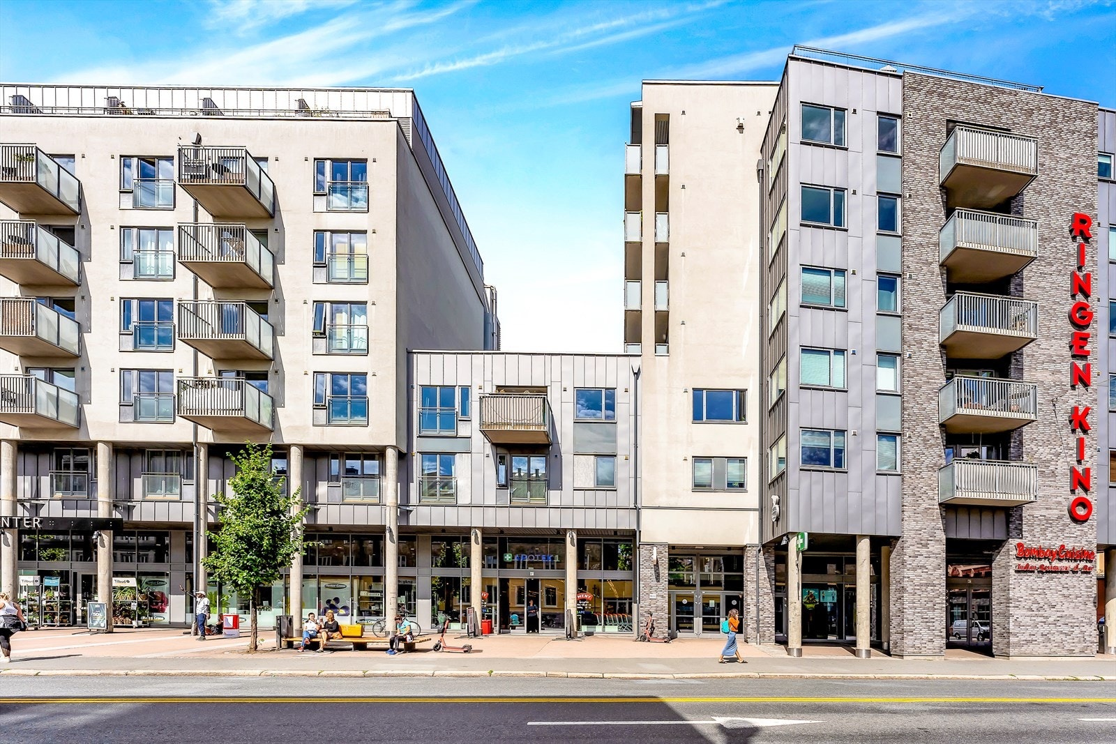 Det tar ca. 5 minutter å gå til Ringnes Senter hvor du blant annet finner dagligvarebutikk, apotek, blomsterbutikk m.m. Galleribilde