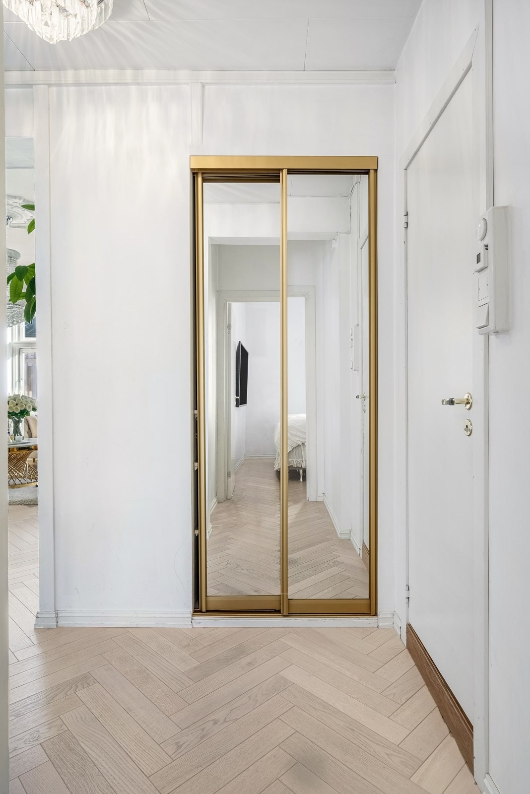 Skyvedørsgarderobe i entré. Det medfølger i tillegg en bod i kjeller Galleribilde