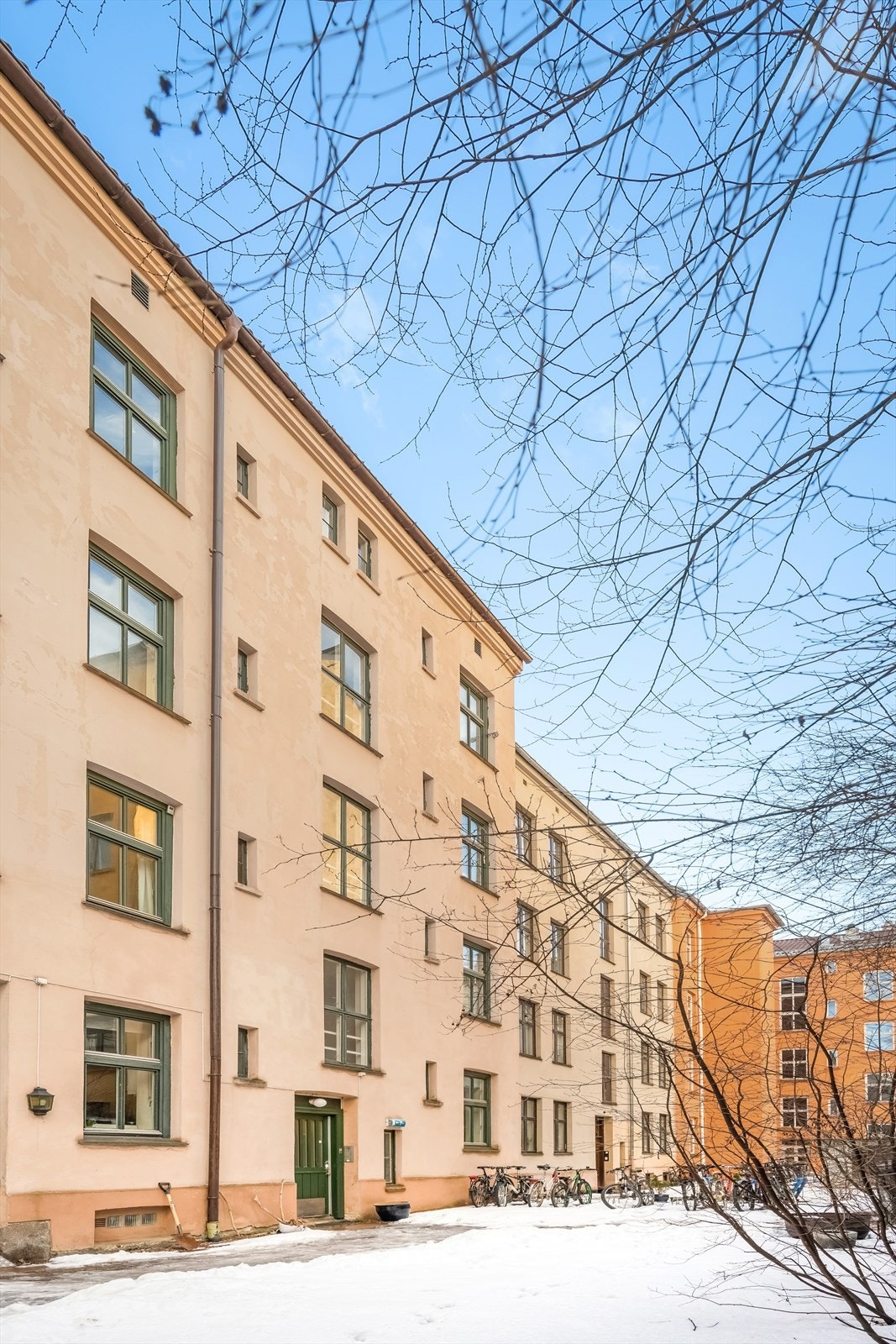 Felles bakgård med sittebenker og sykkelparkering. Det jobbes med en plan for fasadeoppussing og vindusutskiftning Galleribilde