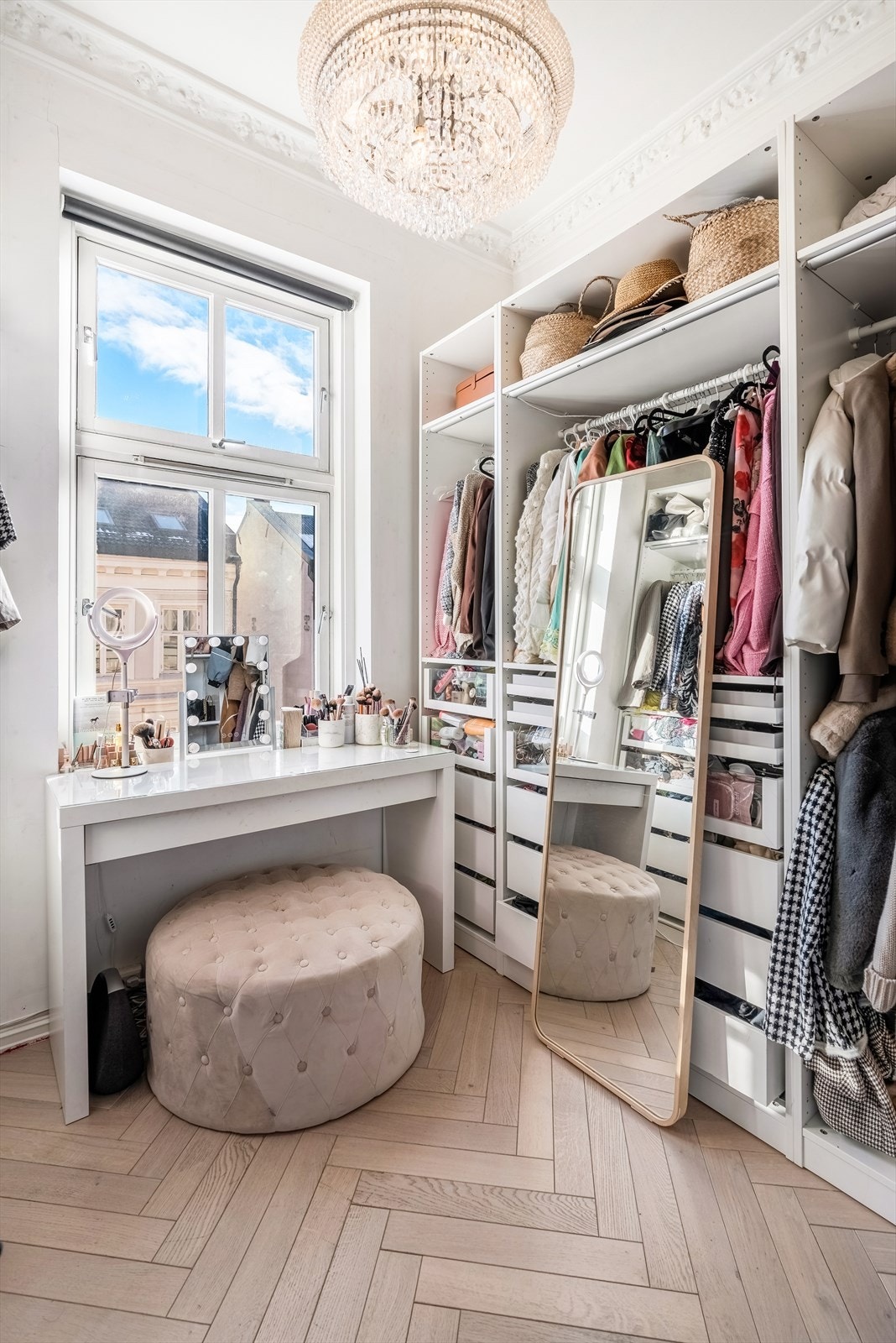 Soverom 2 brukes i dag som omkledningsrom. Flotte detaljer som stukkatur Galleribilde