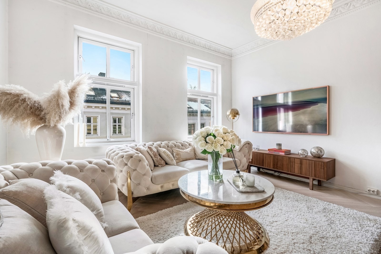 Leiligheten har store og fine vindusflater som slipper inn naturlig lys. Himmelretning er mot syd Galleribilde