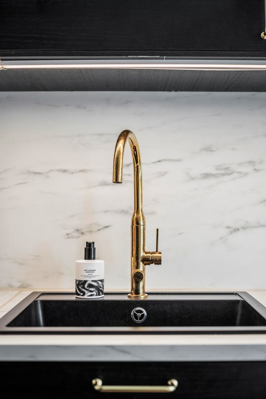 Det er benkeplate i laminat med nedfelt kum i kompositt Galleribilde