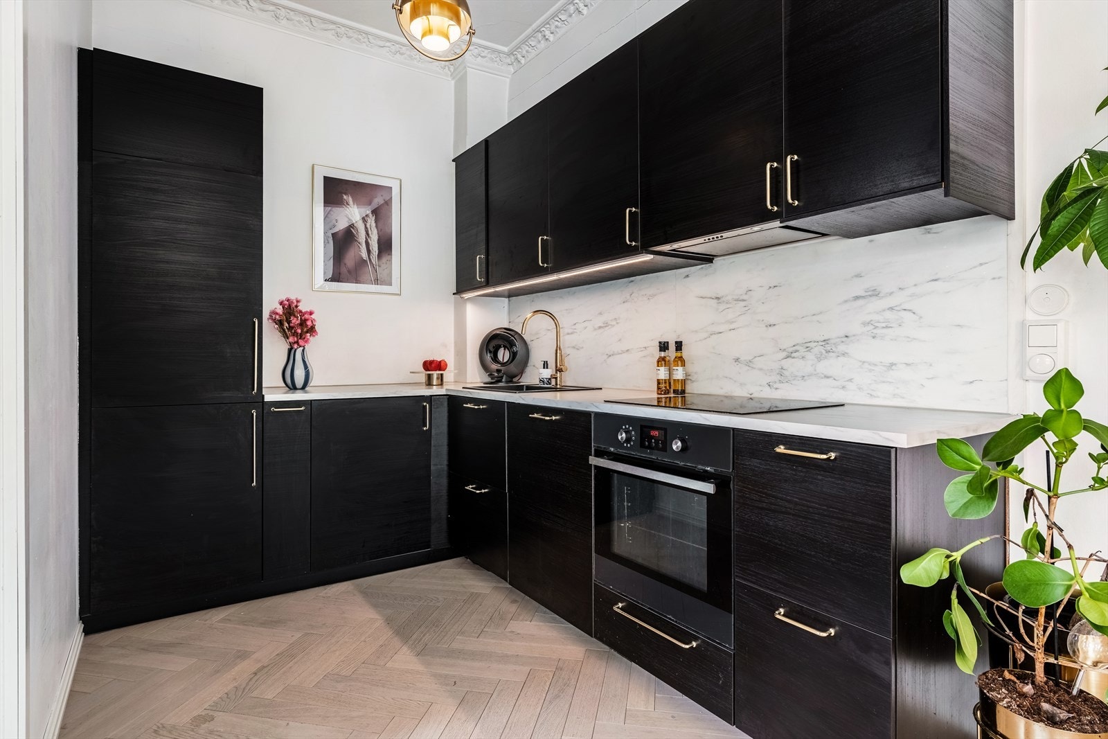 Induksjonstopp, stekeovn, oppvaskmaskin og kjøl/frys er integrert i innredningen. Det ble satt inn ny oppvaskmaskin fra 2019 Galleribilde