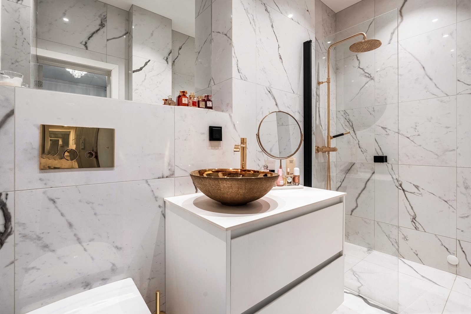 Baderommet har downlights i himling og varme i gulv Galleribilde