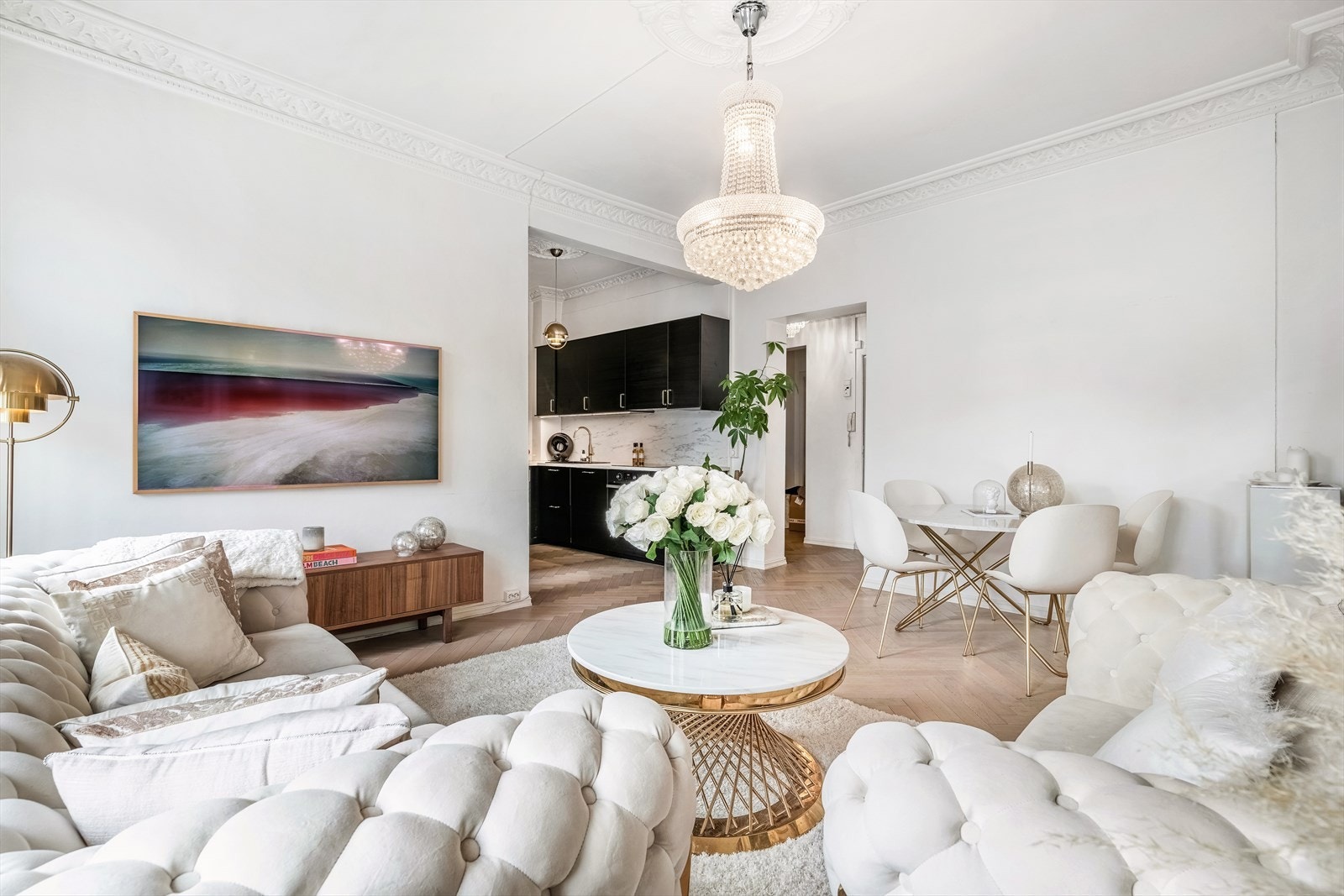 Stuen er av god størrelse og har plass til sofaløsning med tilhørende møblement, samt spisebord Galleribilde