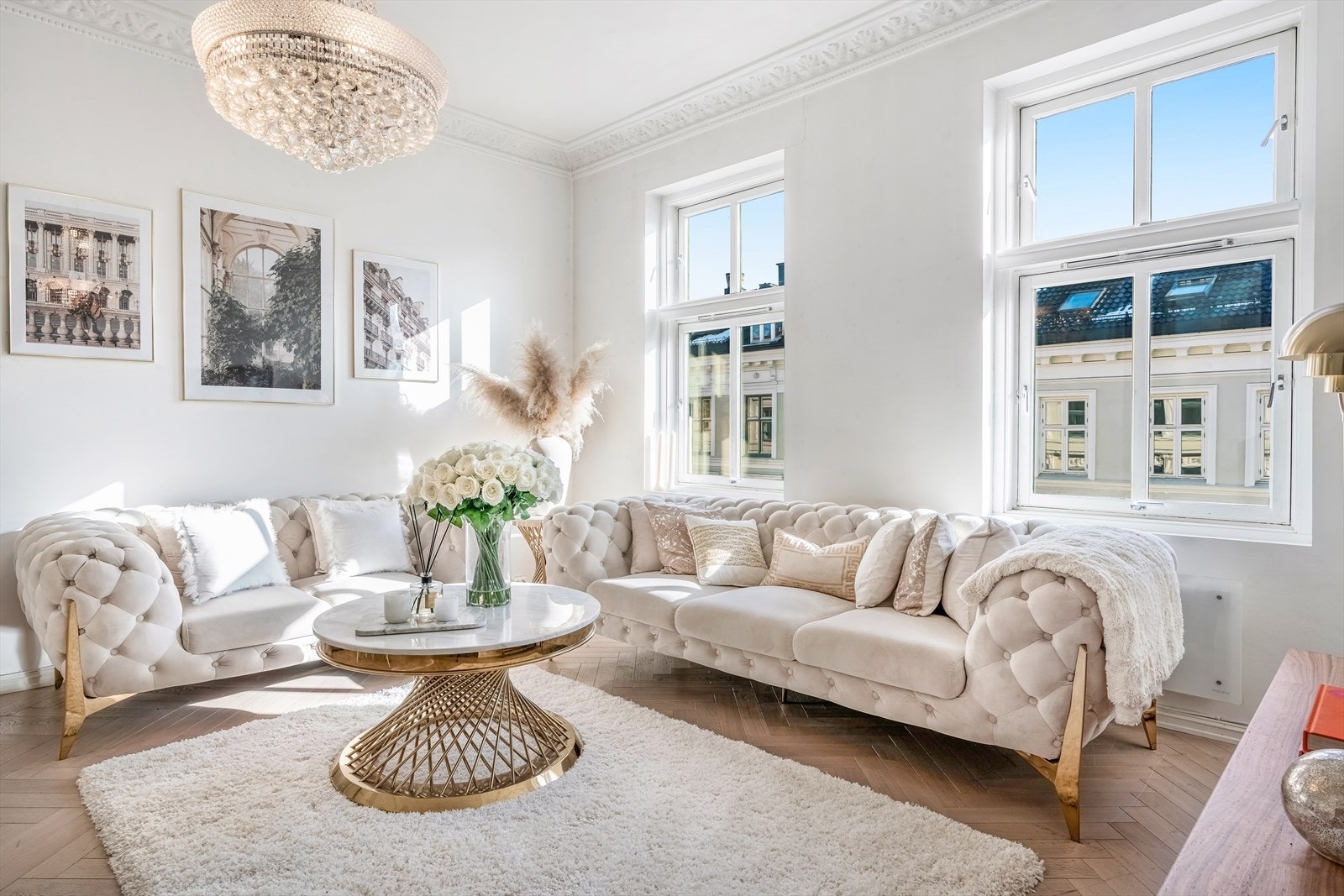 Lys og gjennomgående 3-roms leilighet i 4.etasje med klassiske detaljer som rosett og stukkatur Galleribilde