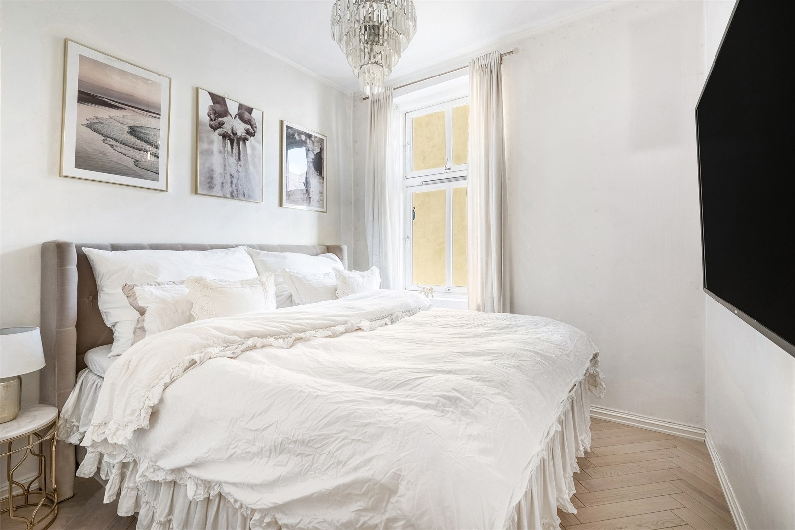 Hovedsoverom mot bakgården med plass til dobbeltseng og nattbord Galleribilde