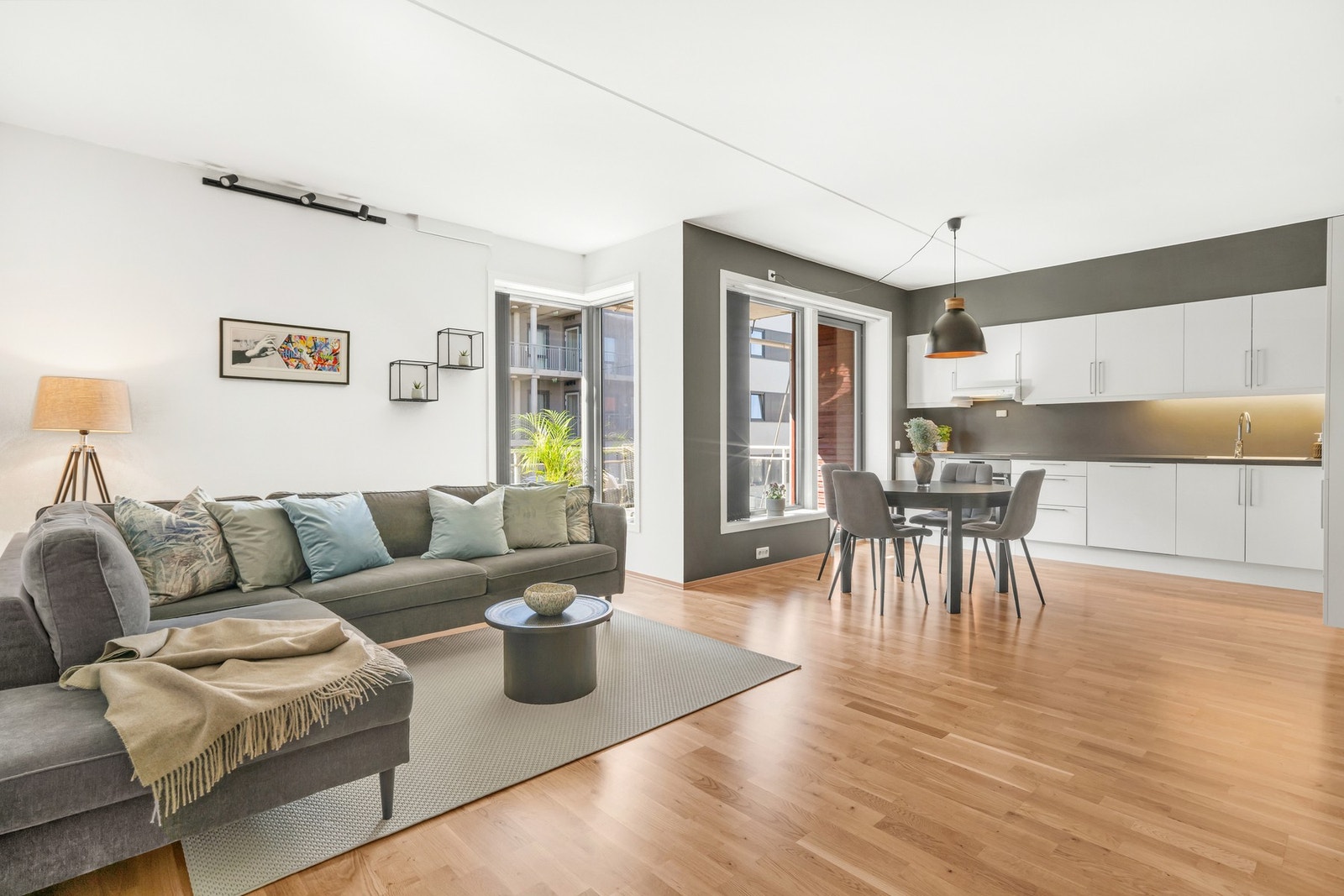 EiendomsMegler1 v/Frank Robert Bae har gleden av å presentere en lys og moderne 3-roms endeleilighet! Galleribilde