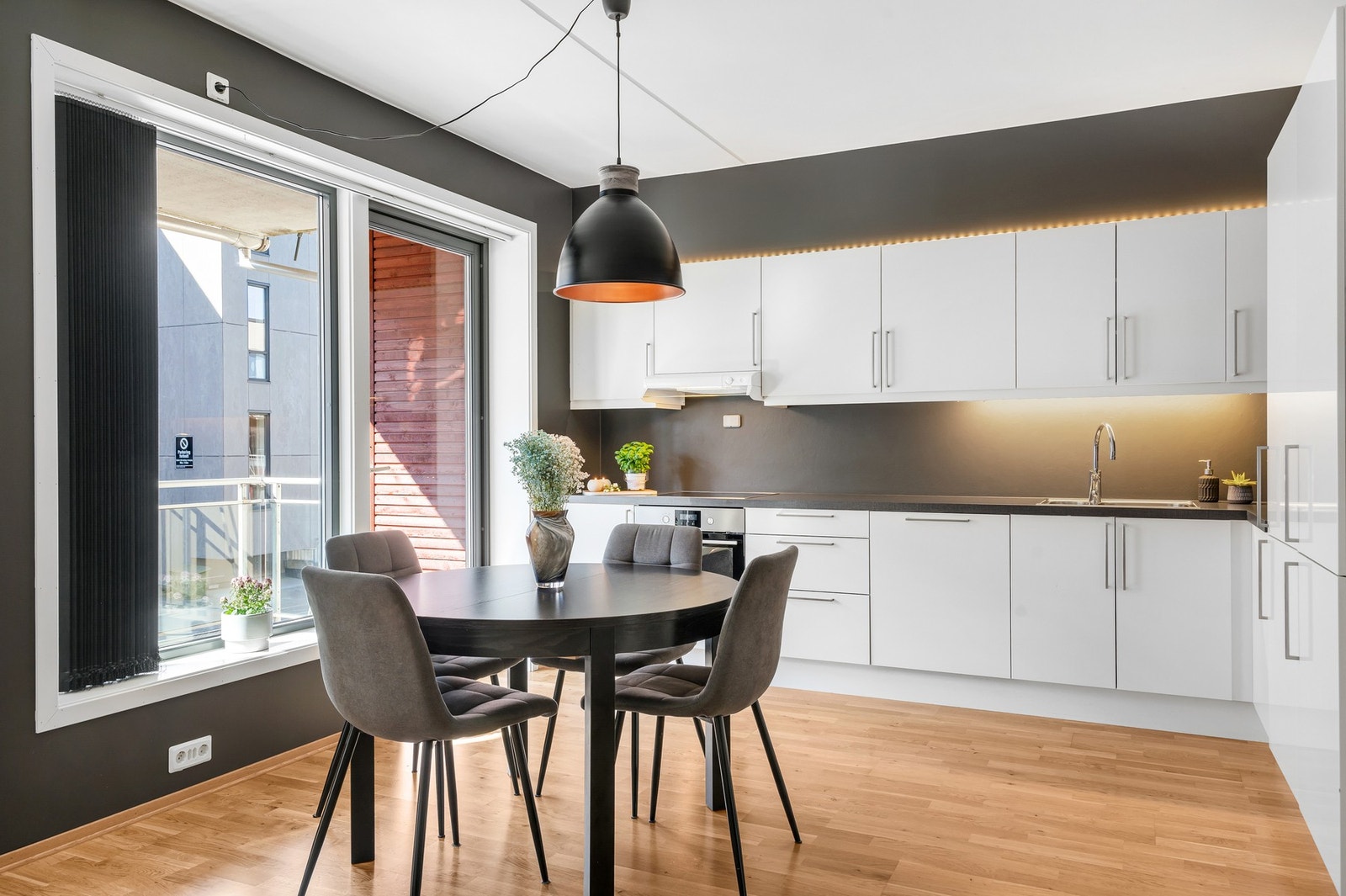 Store vindusflater gir et godt lysinnslipp, som kombinert med en god takhøyde bidrar til en lett atmosfære. Galleribilde