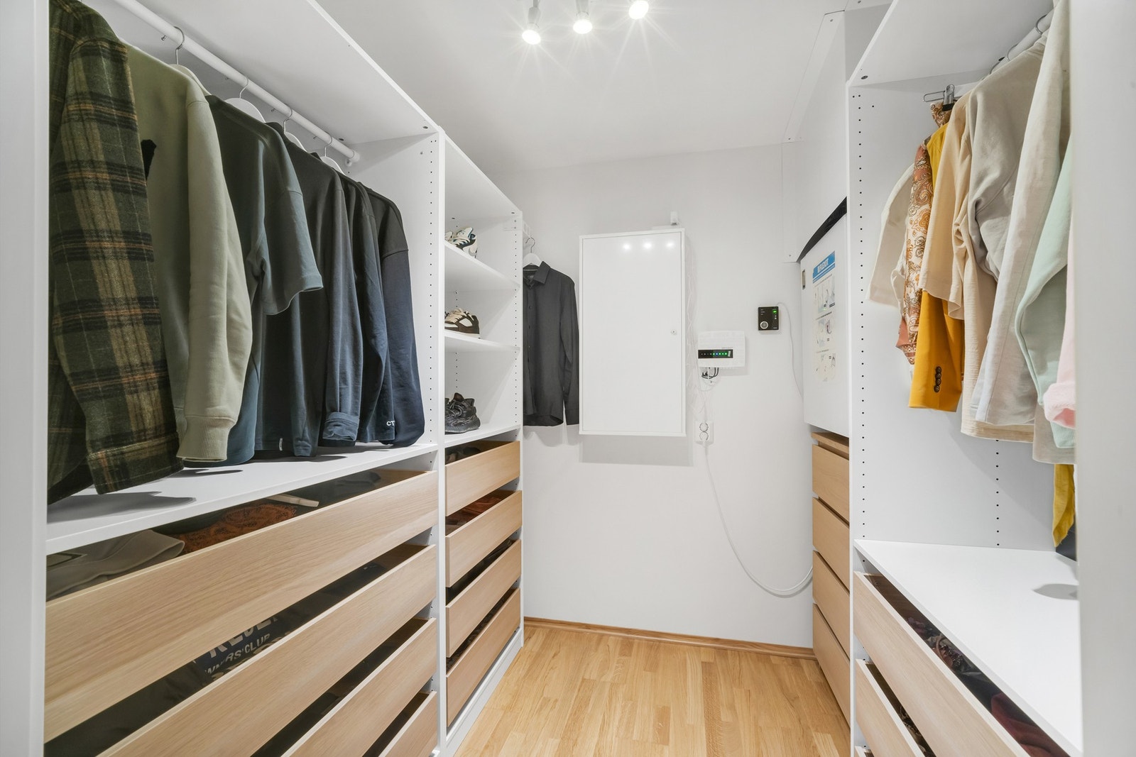 Bod på i overkant av 4 kvm innredet som walk-in closet. Galleribilde