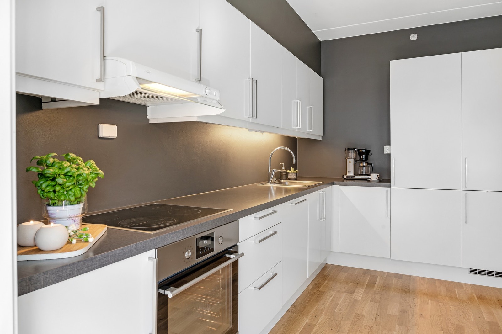 Kvalitetskjøkken fra HTH med integrerte hvitevarer som platetopp, stekeovn, oppvaskmaskin og kjøle/fryseskap. Galleribilde