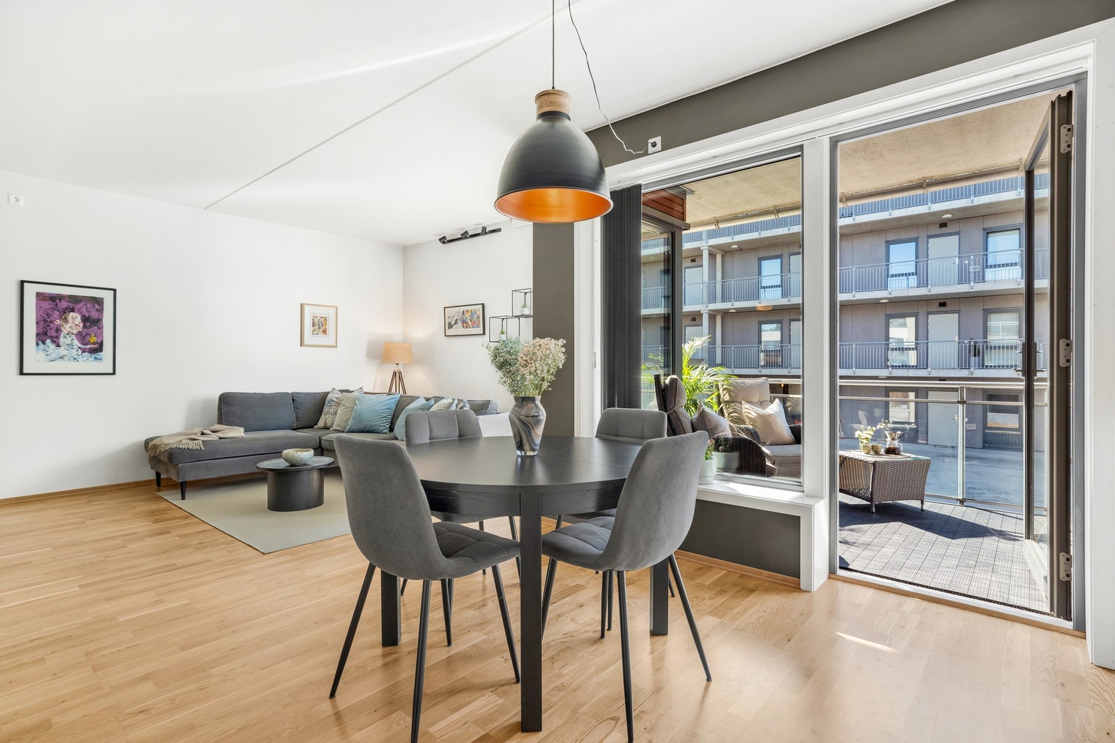 I overgang til kjøkken er det plass til spisemøblement. Nytt parkettgulv på stue, kjøkken og gang i 2017. Galleribilde