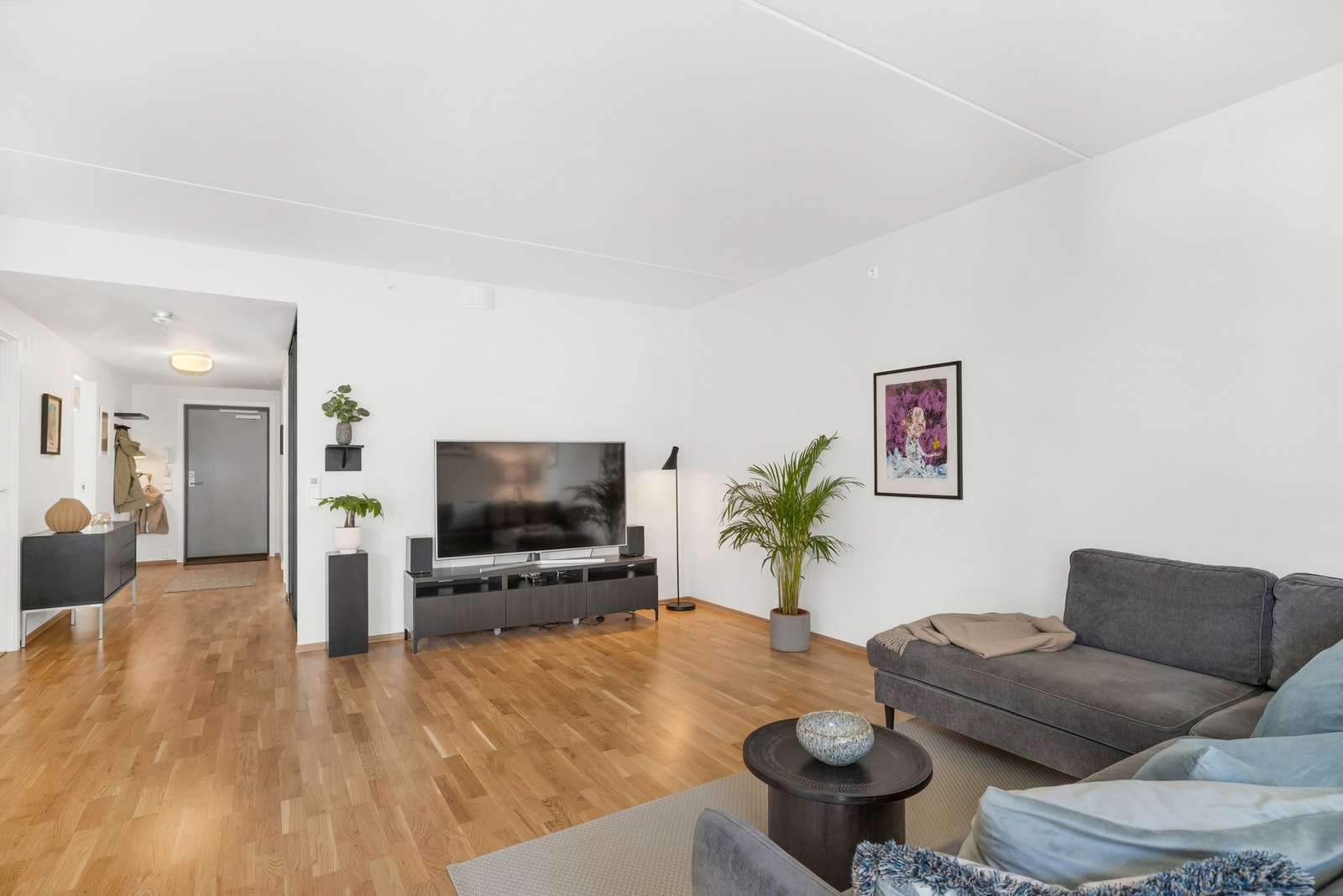 Leiligheten er på 75kvm BRA som gjør at den passer folk i flere aldersgrupper og livssituasjoner. Smarthusanlegg på lys og varme som kan styres via panel på vegg eller mobil. Galleribilde