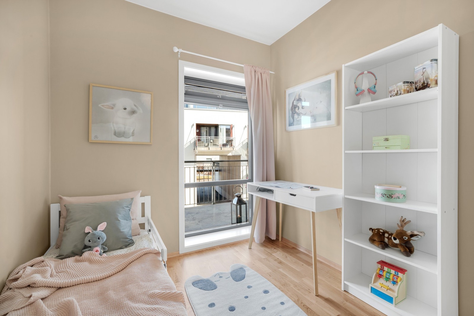 Det andre soverommet er på ca. 7 kvm. Perfekt som både barnerom, gjesterom eller hjemmekontor. Galleribilde