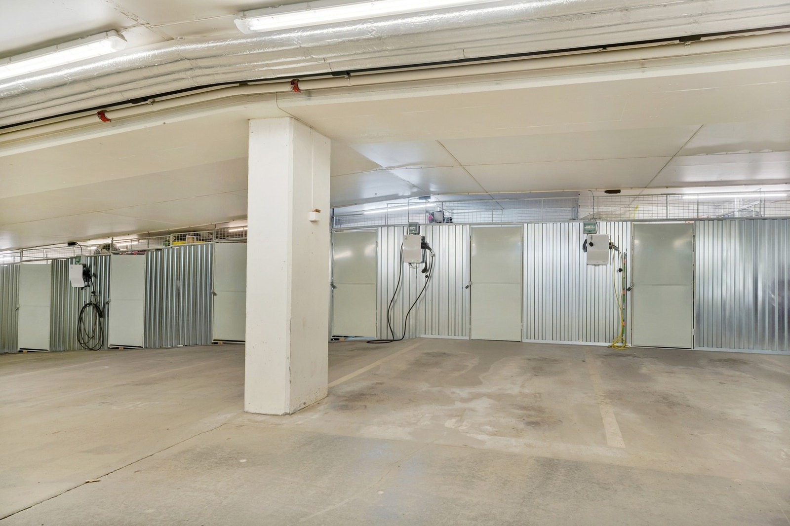 Leiligheten har egen parkeringsplass og sportsbod i garasjekjelleren. Infrastruktur for lading av elbil er installert. Galleribilde